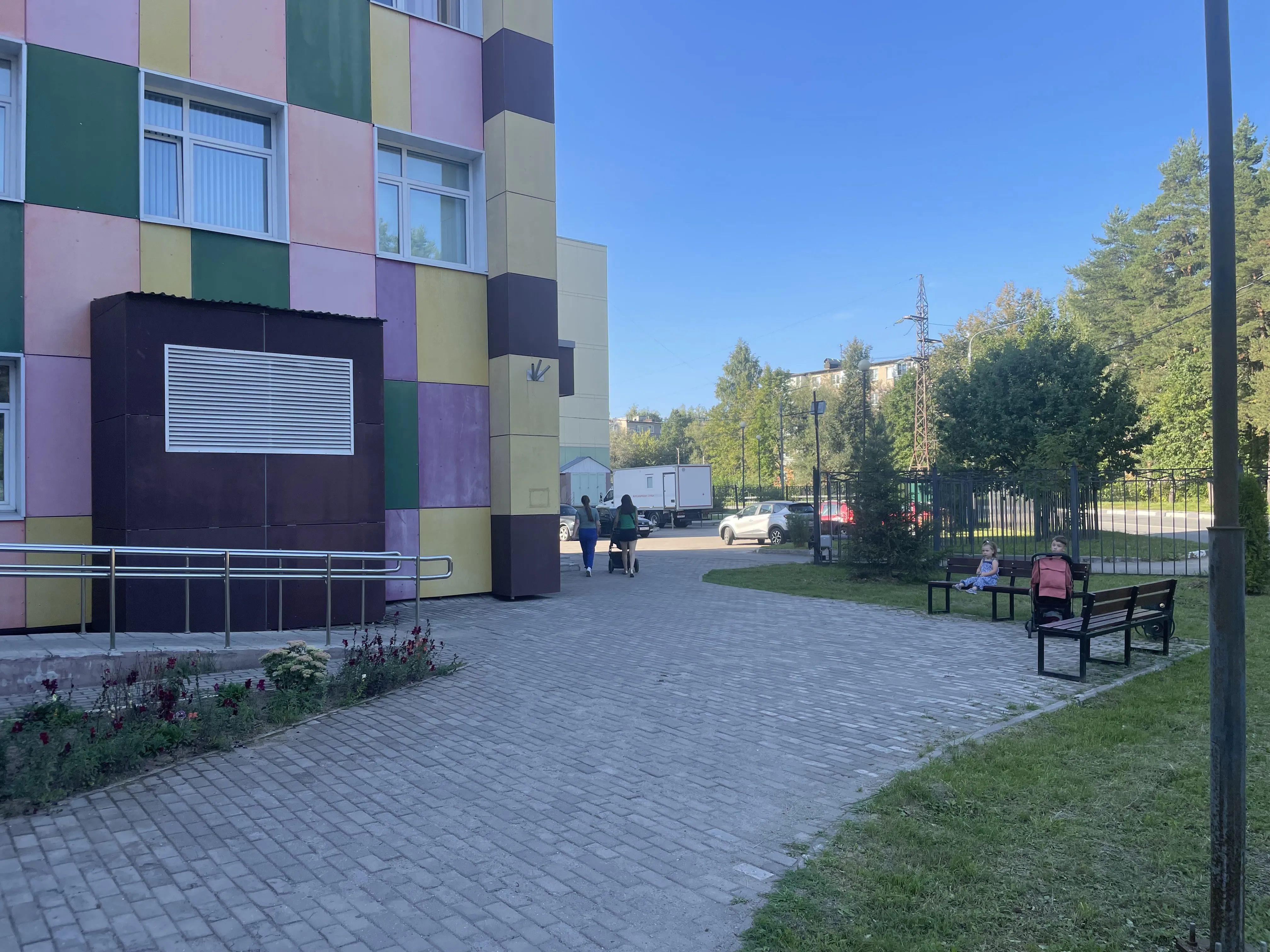 Университет в цветном здании, фото 4