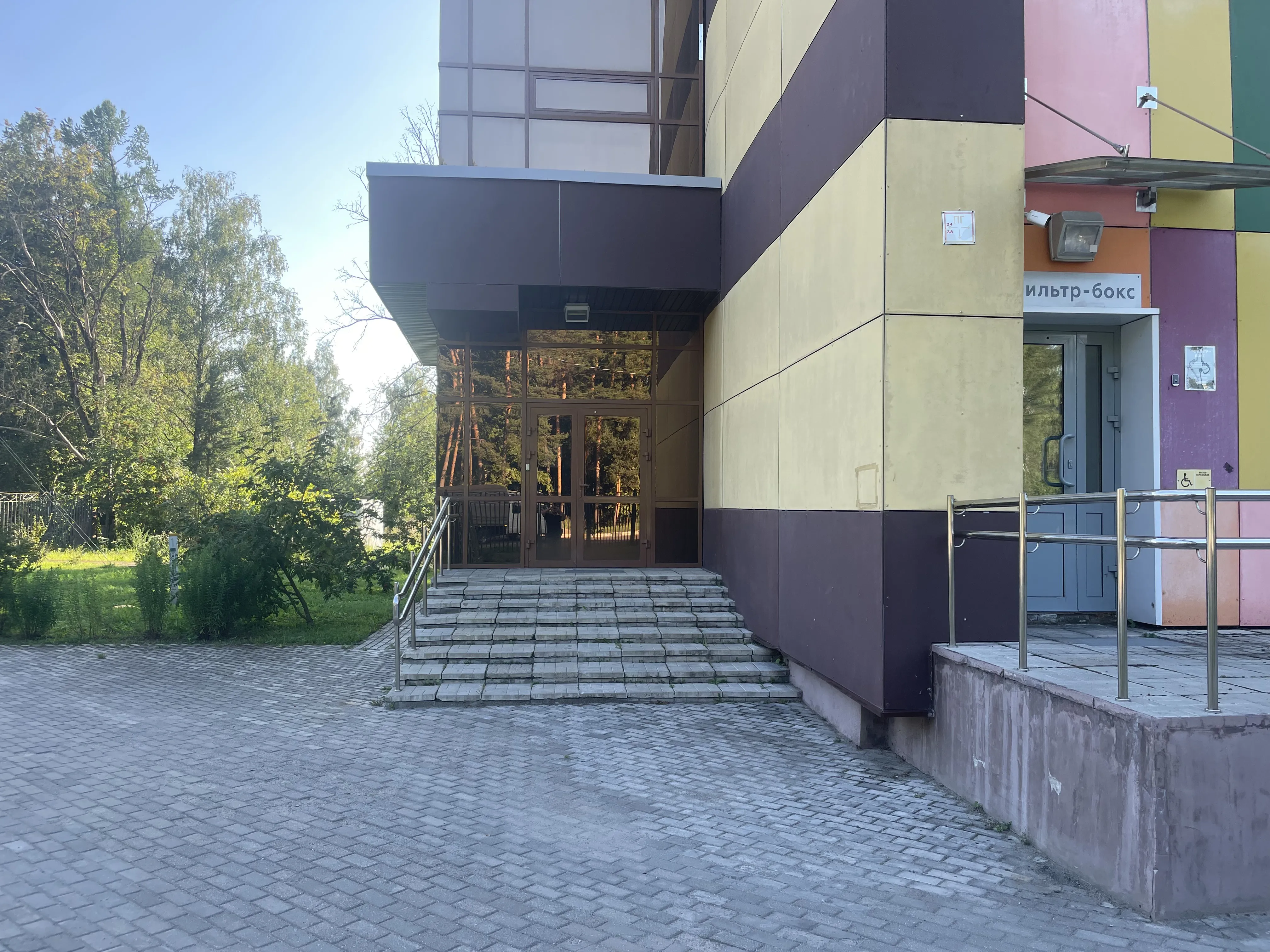 Университет в цветном здании, фото 7