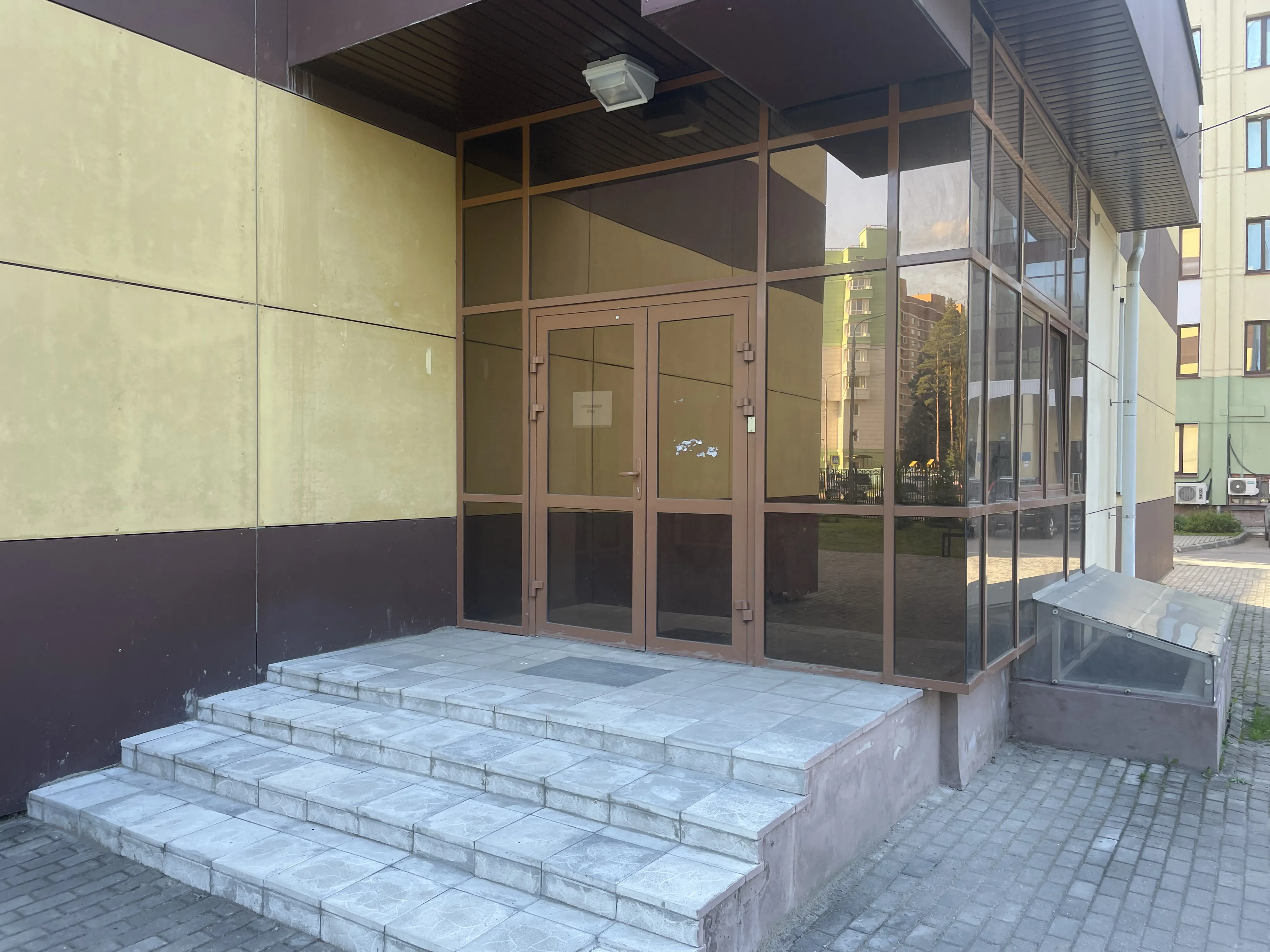 Университет в цветном здании, фото 13