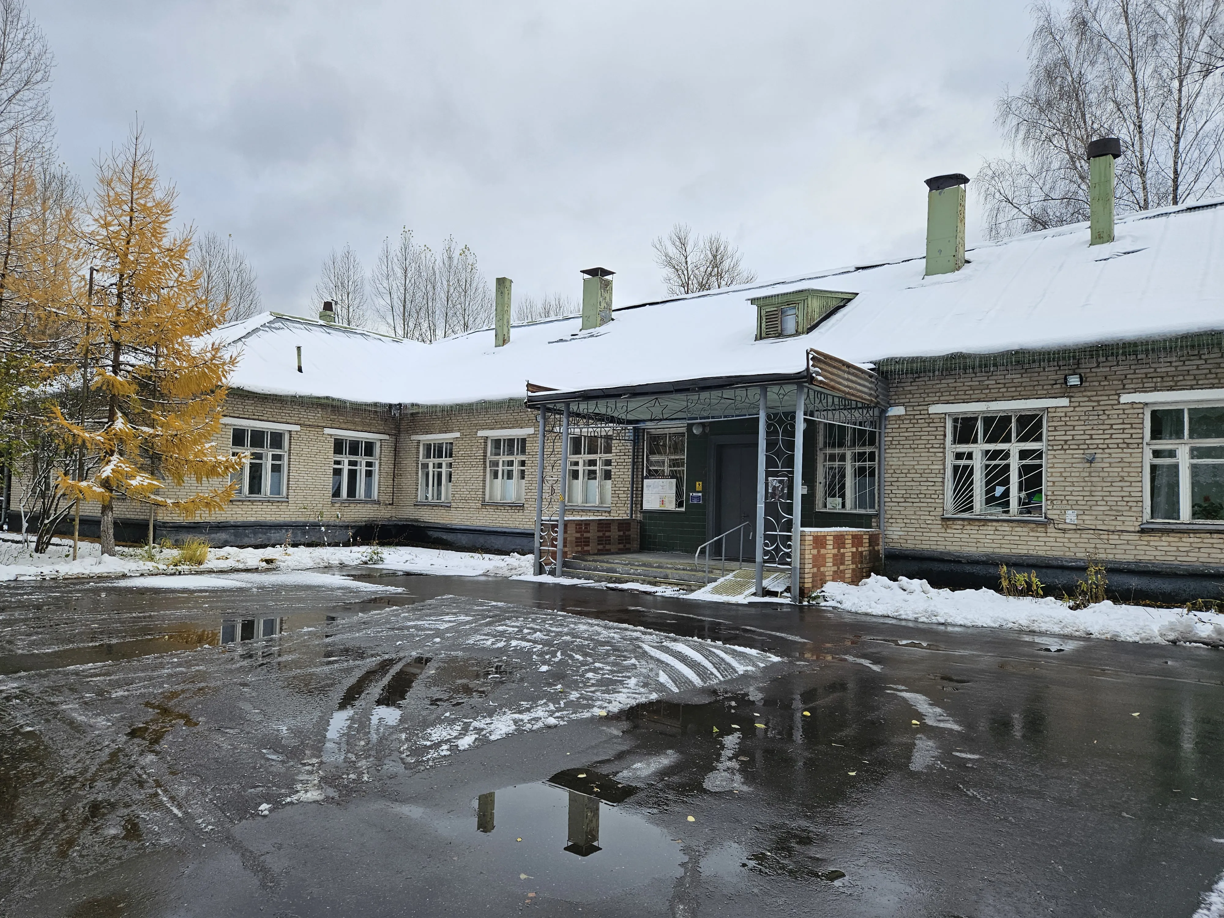 Заводское здание с верандой, фото 3