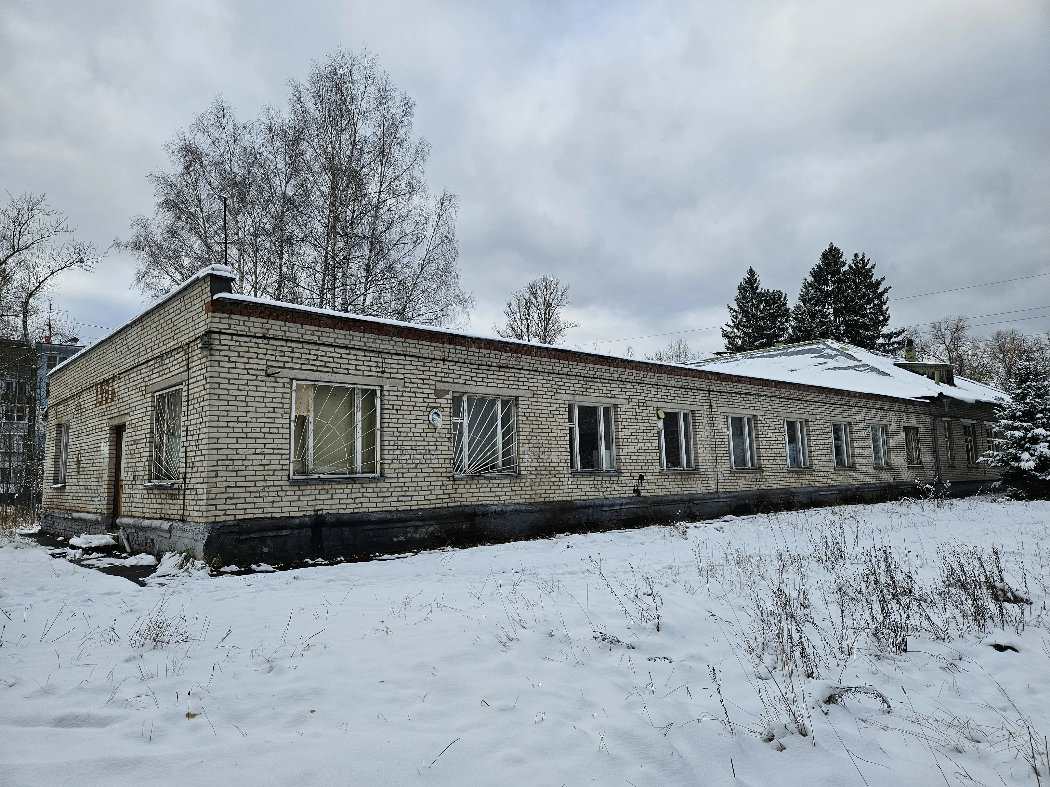 Заводское здание с верандой, фото 8