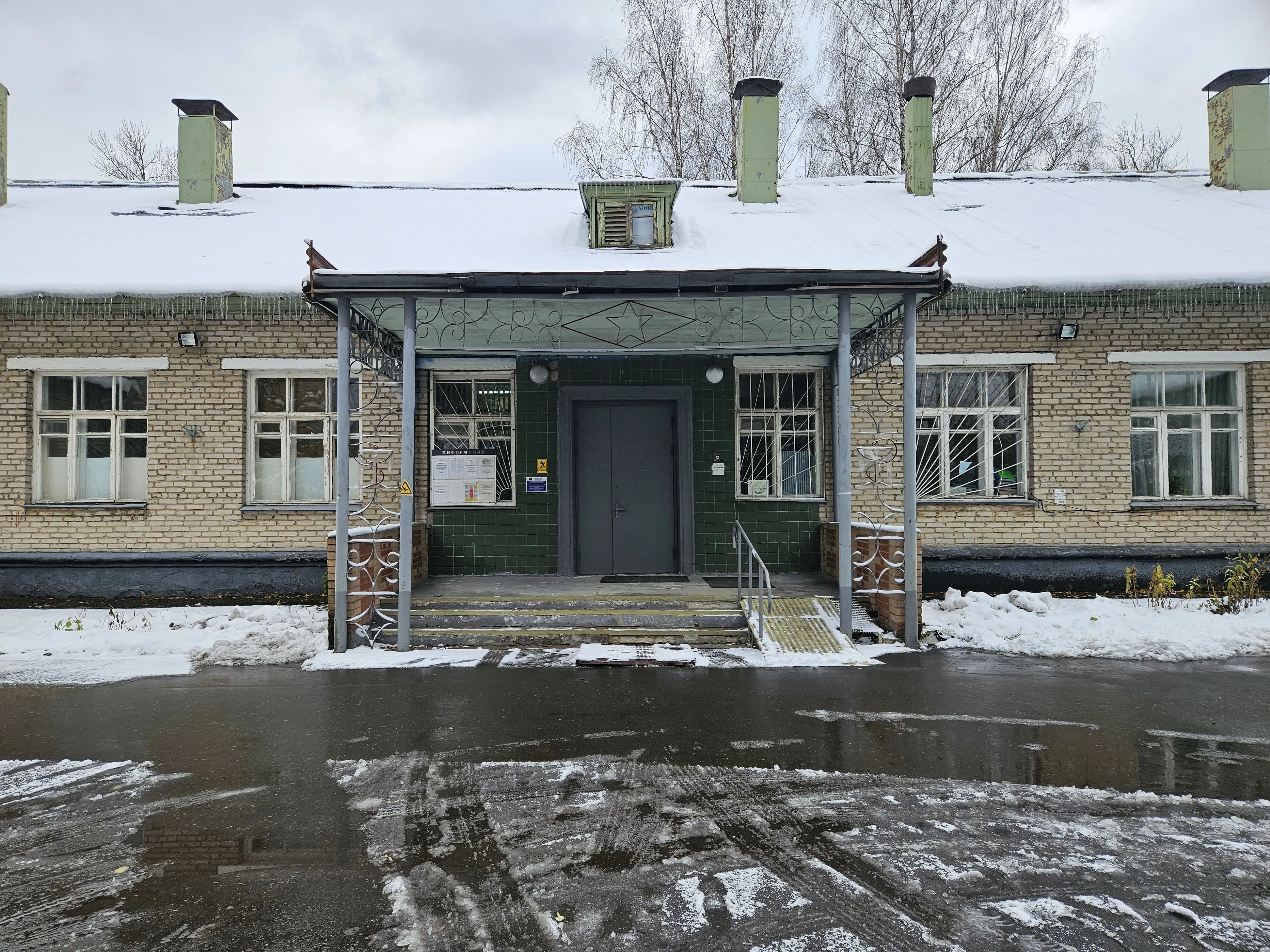 Заводское здание с верандой, фото 2