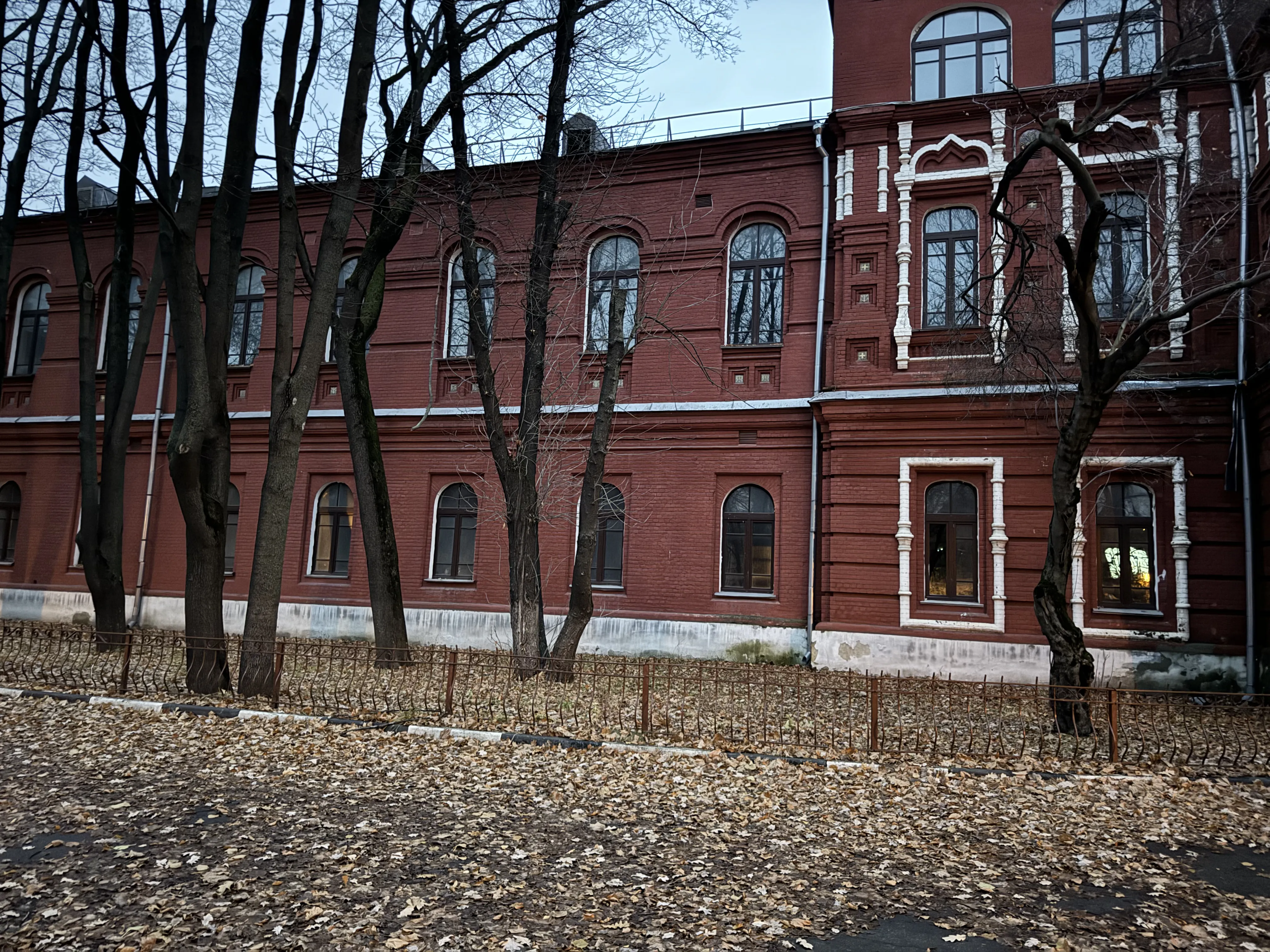 Красная сталинка с лепниной, фото 3
