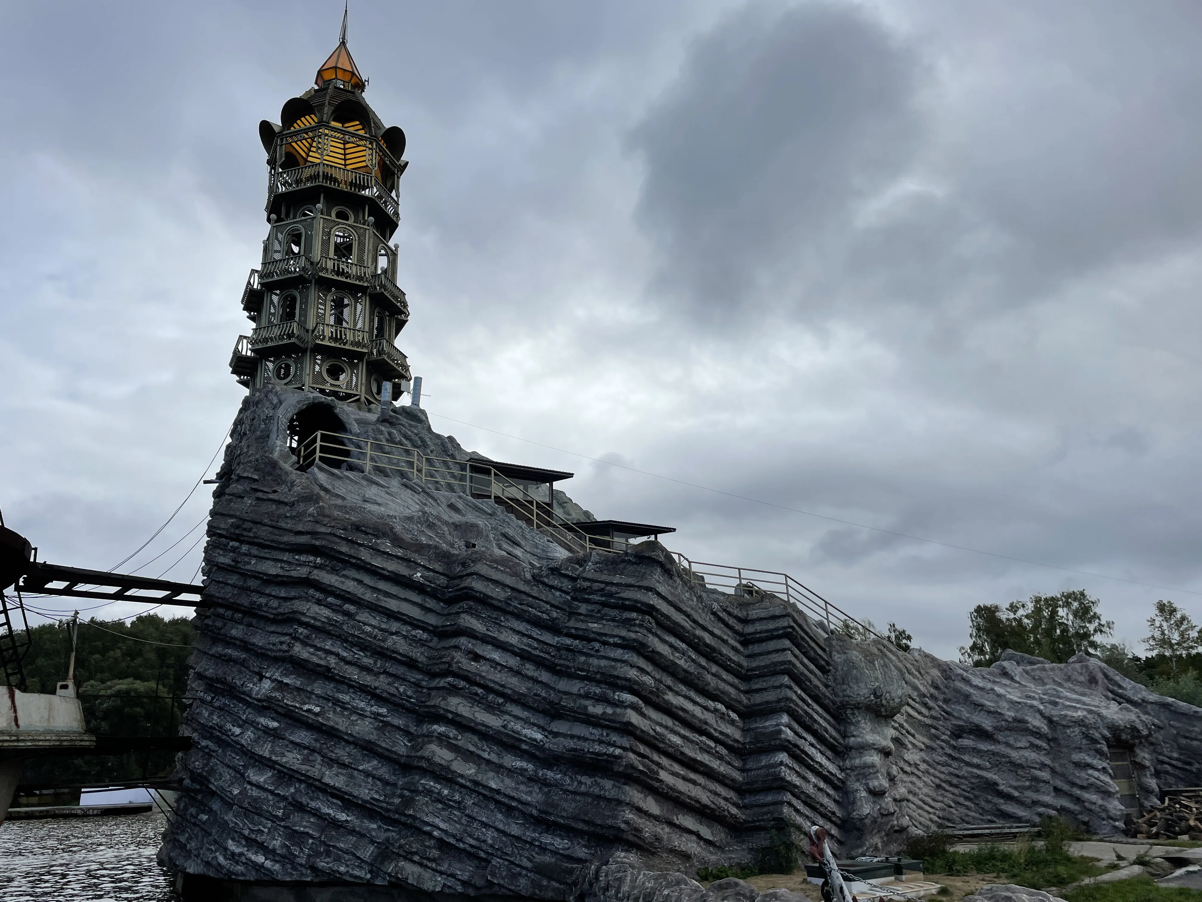 Заброшенная баржа с маяком, фото 3