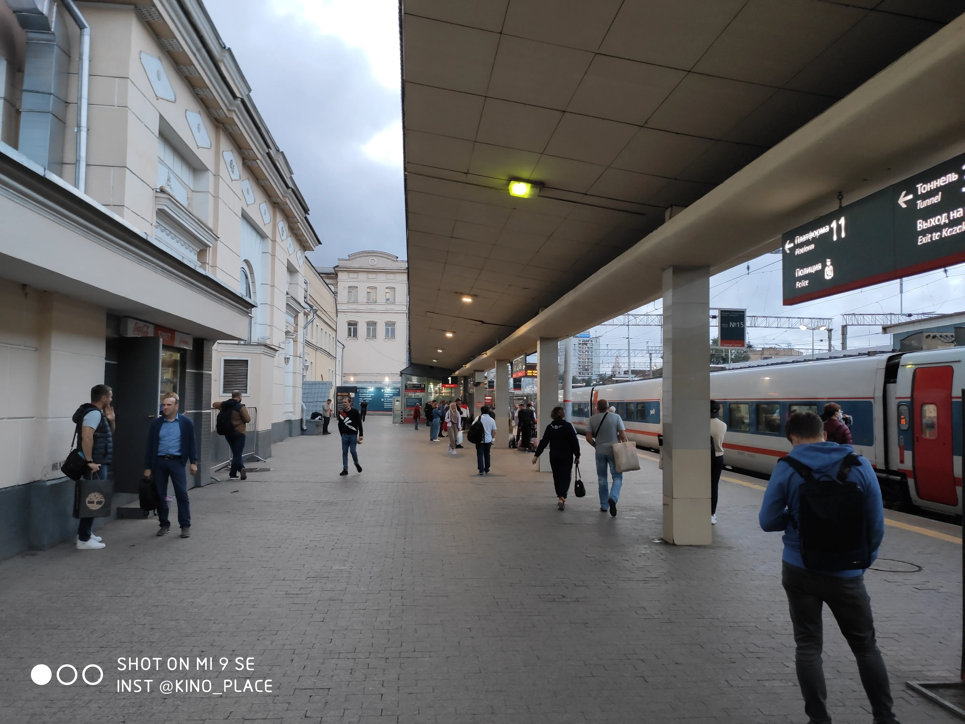 Платформа вокзала с поездом, фото 2