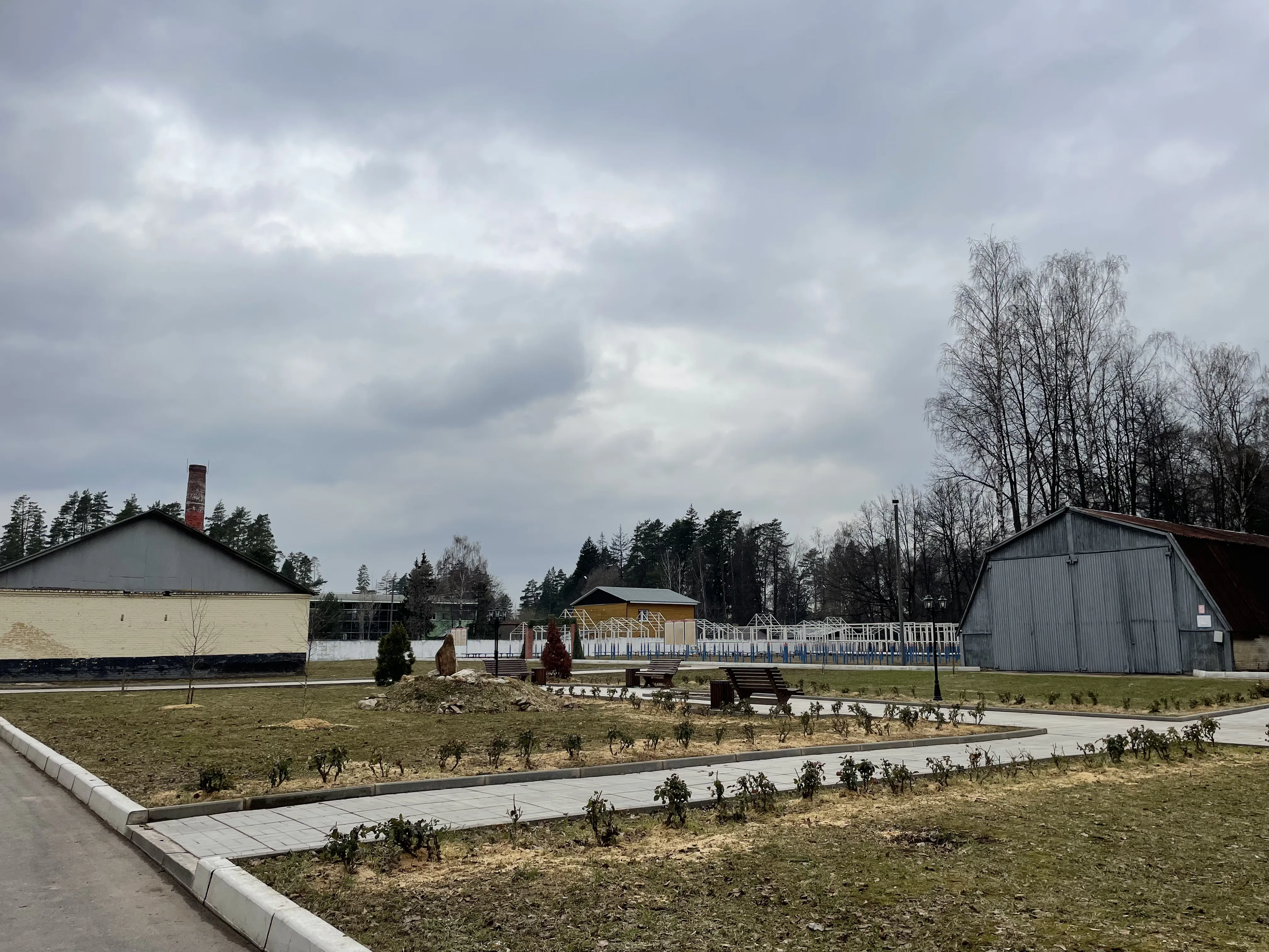 Заводской поселок в лесу, фото 15