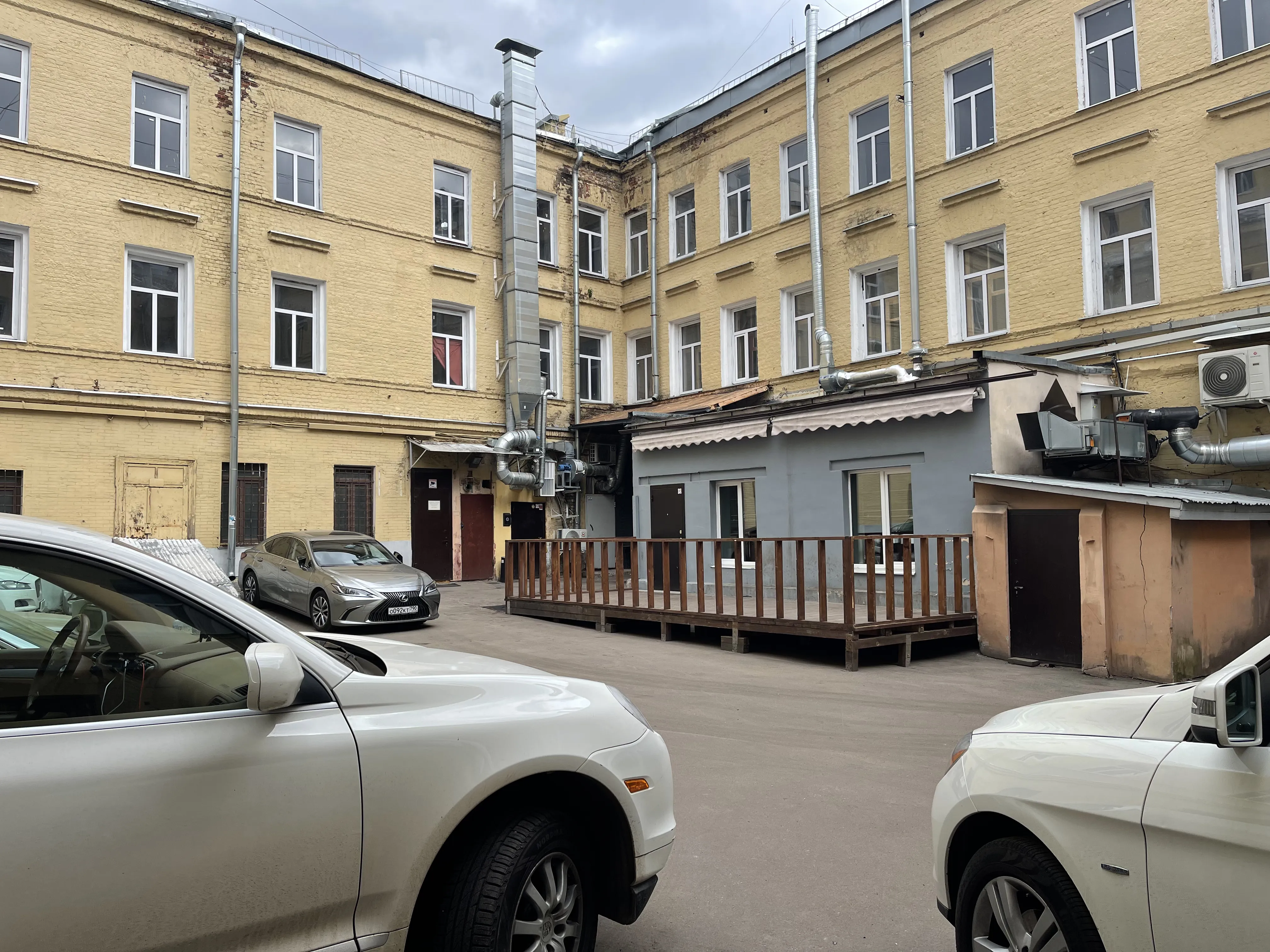 Сталинка с обшарпанной лестницей, фото 2