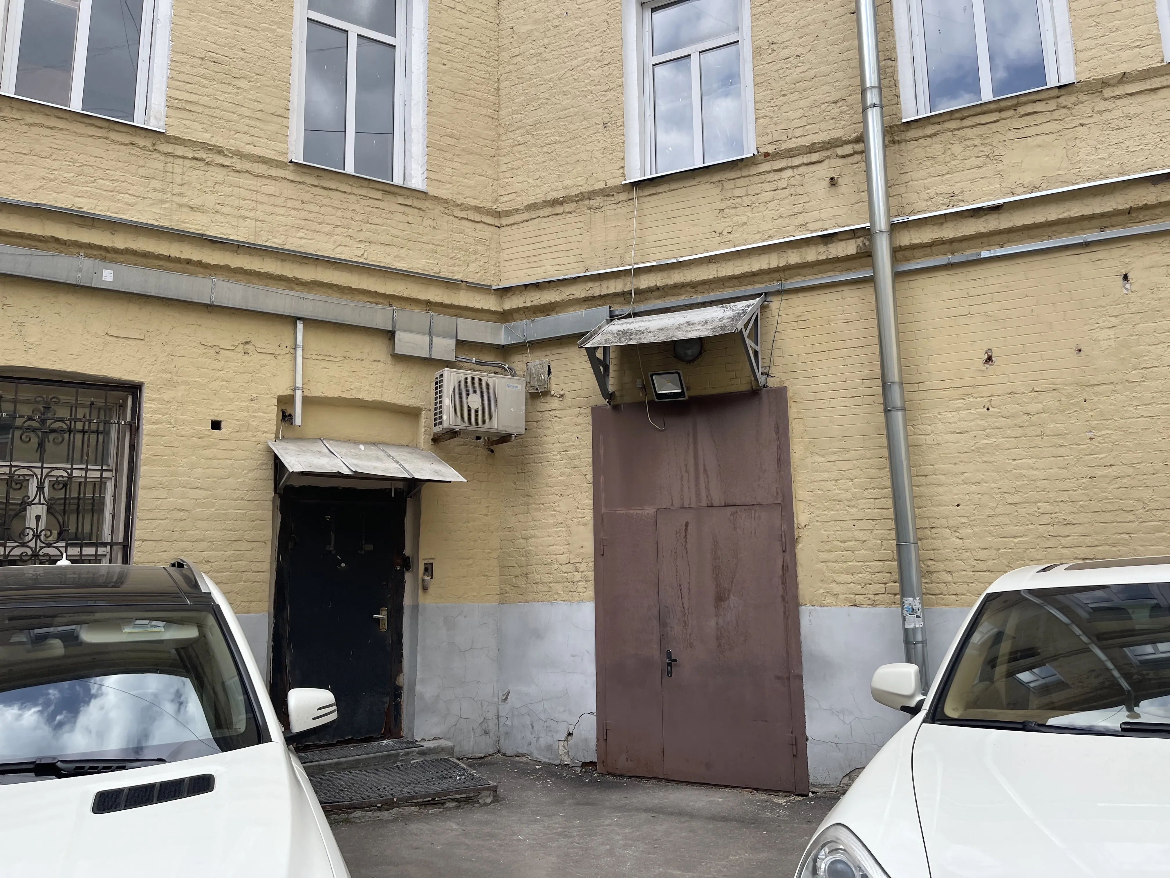 Сталинка с обшарпанной лестницей, фото 1