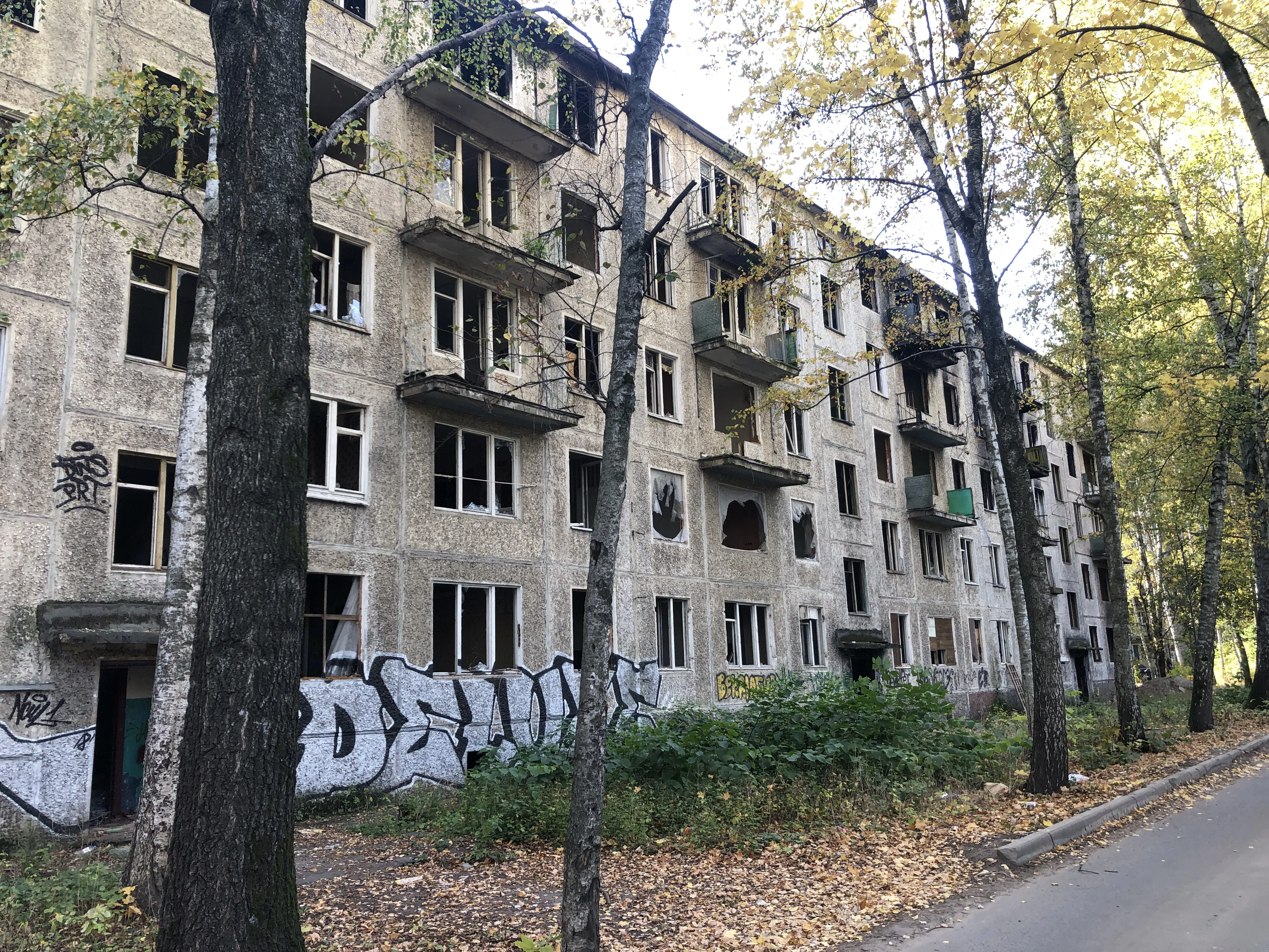 Заброшенная панелька с граффити, фото 1