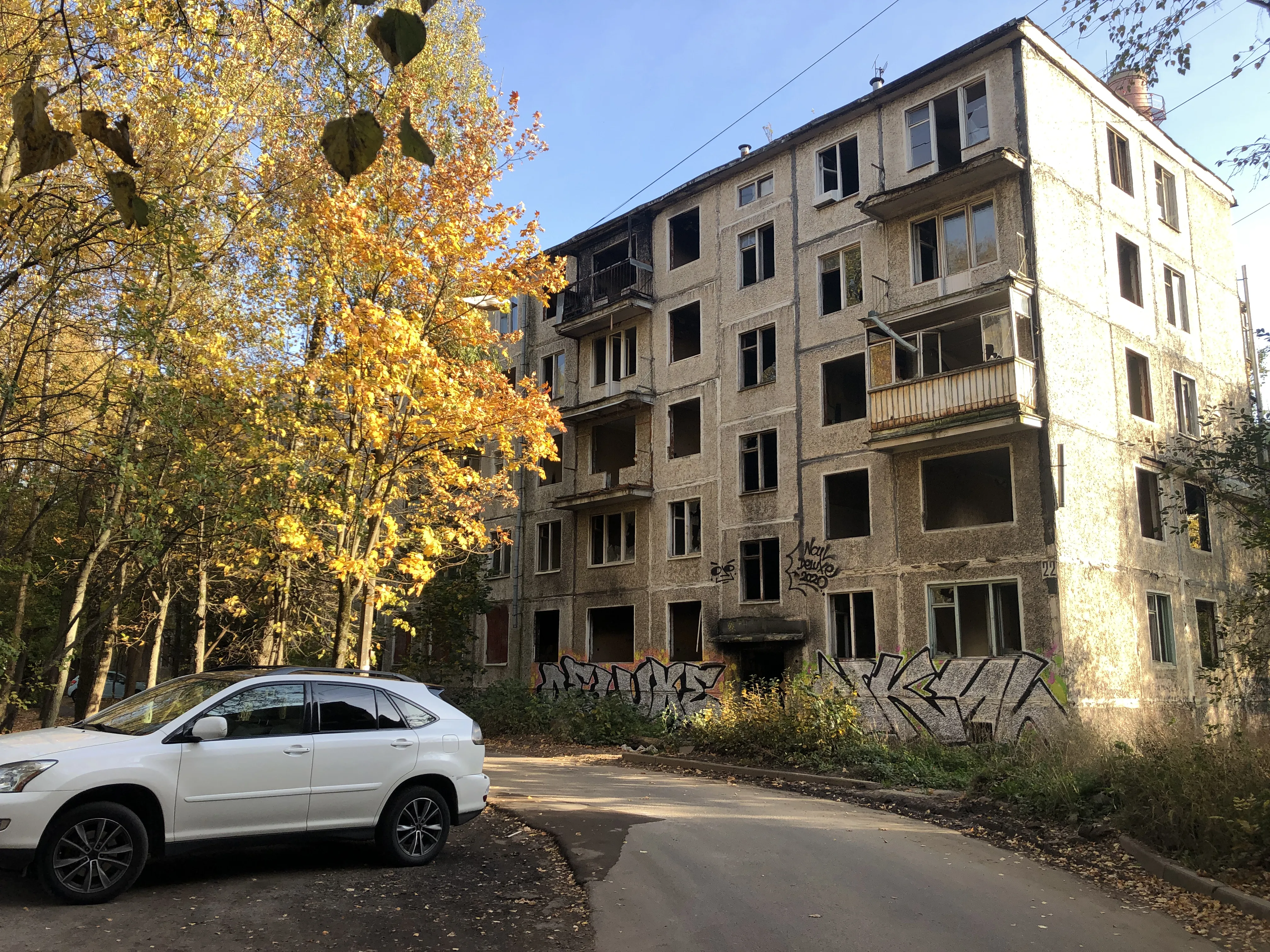 Заброшенная панелька с граффити, фото 9