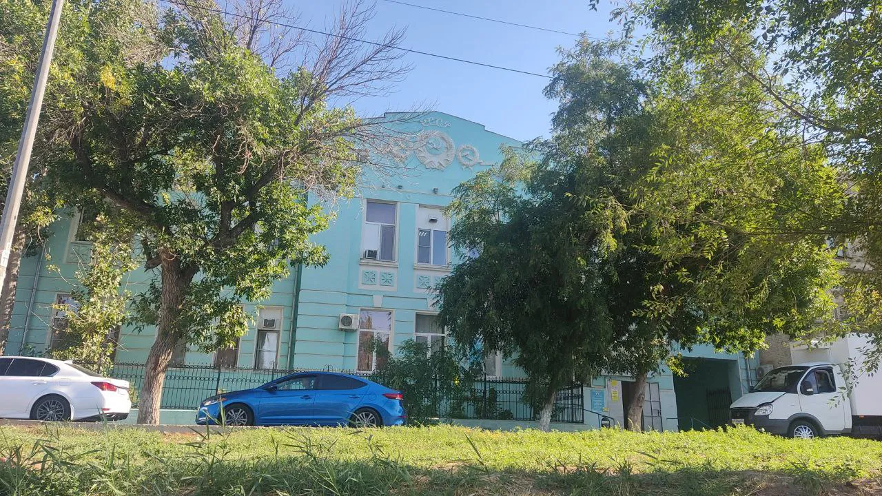 Бирюзовый дом с лепниной, фото 2