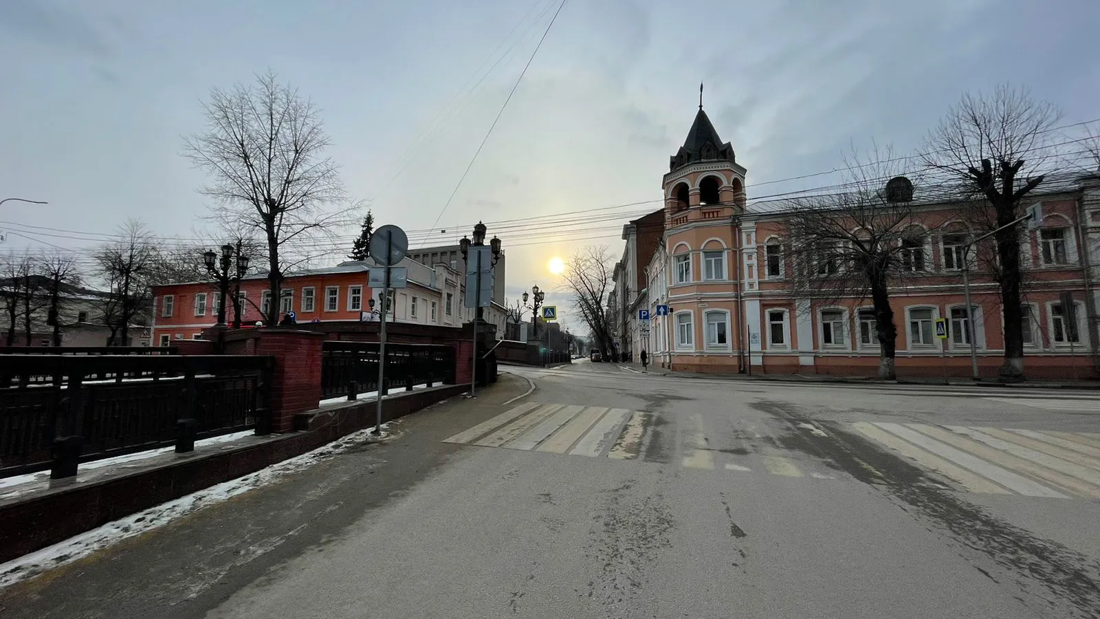 Городская улица с мостом, фото 24