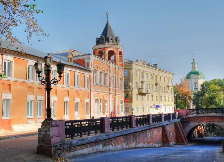 Городская улица с мостом, фото 13