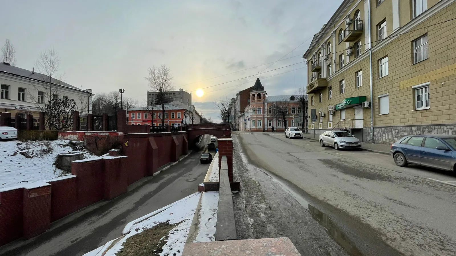 Городская улица с мостом, фото 1