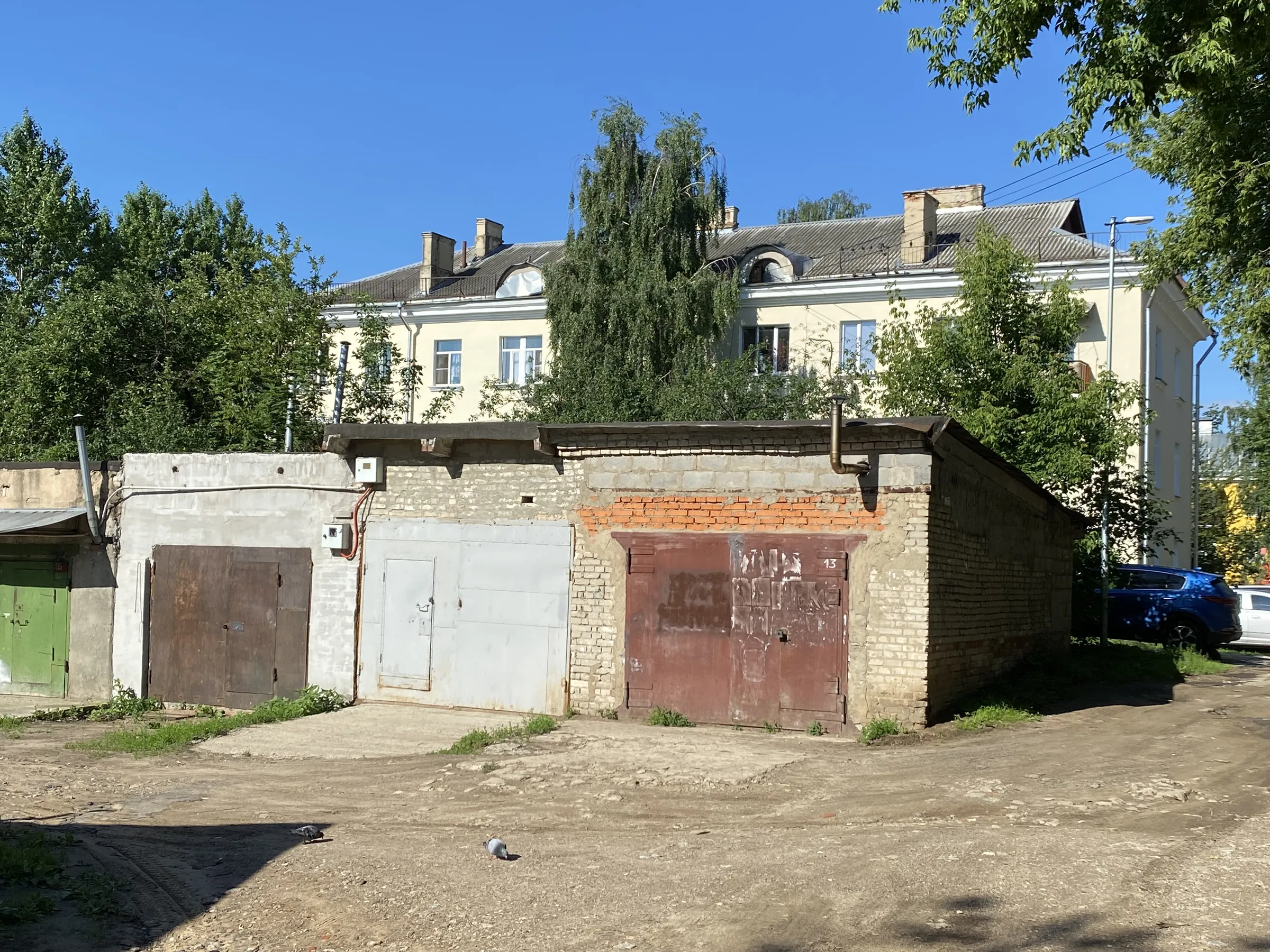 Жёлтый двор с зеленью, фото 13