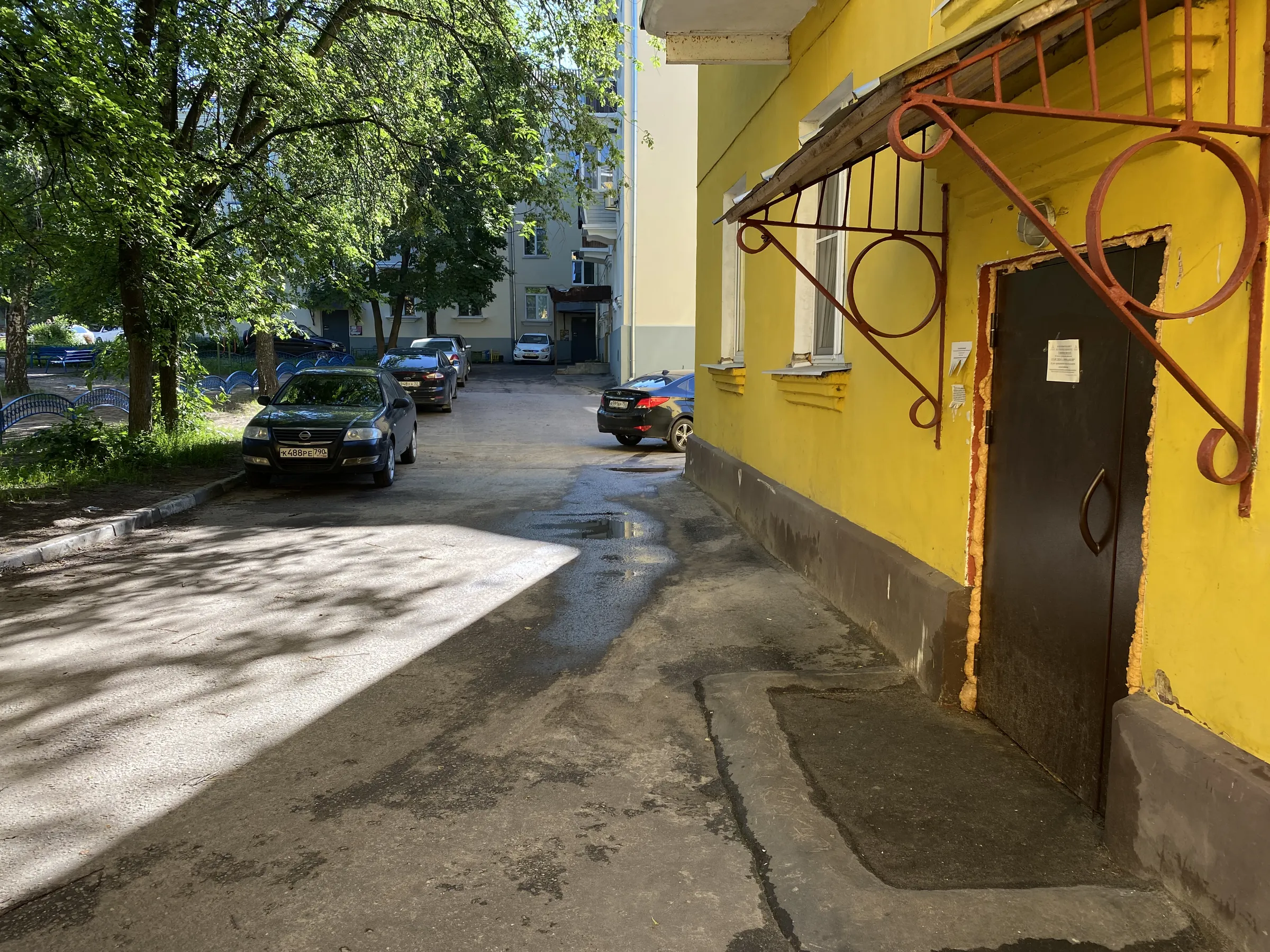 Жёлтый двор с зеленью, фото 4