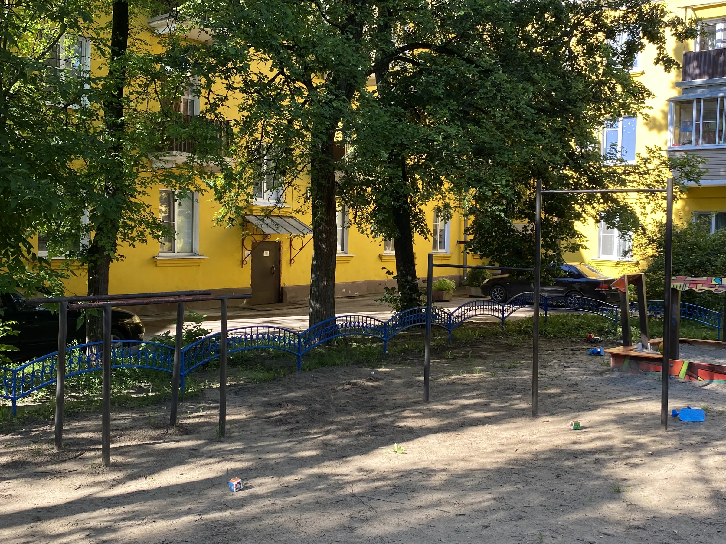 Жёлтый двор с зеленью, фото 5