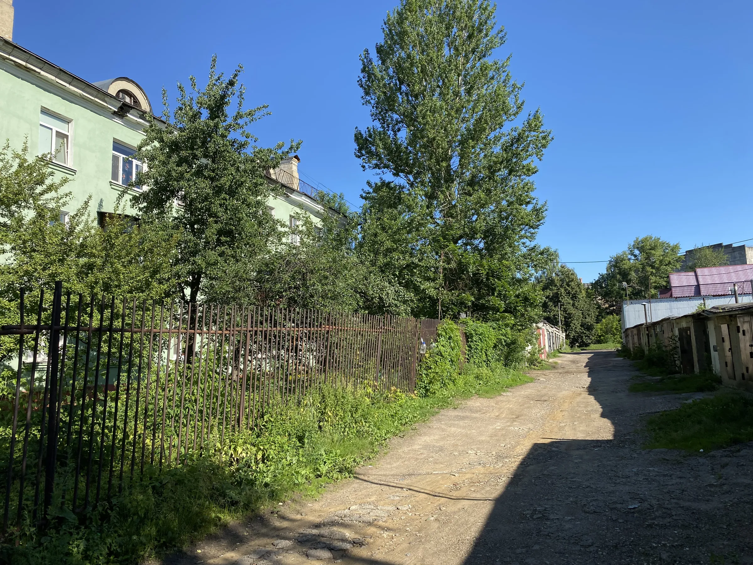 Жёлтый двор с зеленью, фото 15