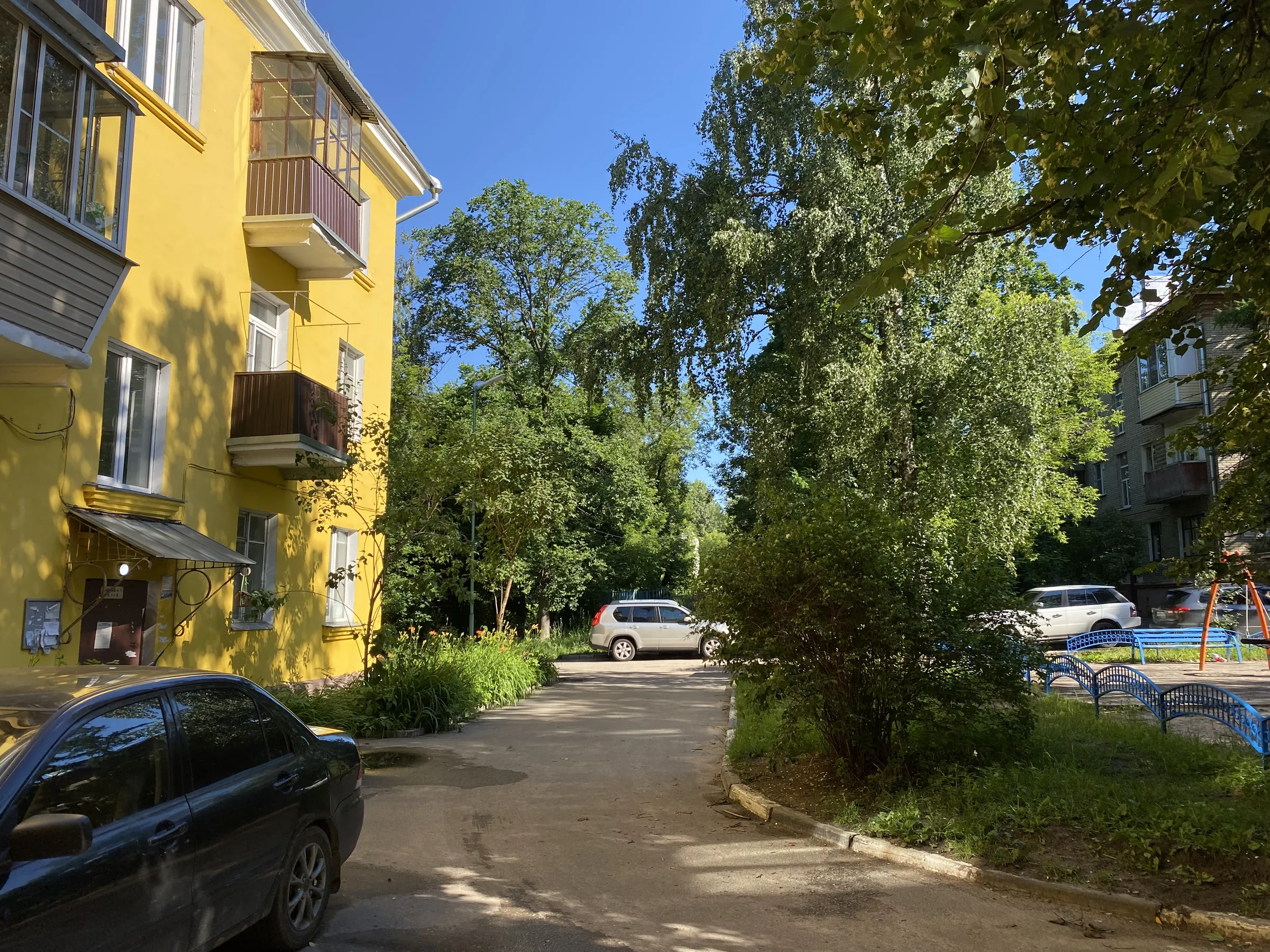 Жёлтый двор с зеленью, фото 3