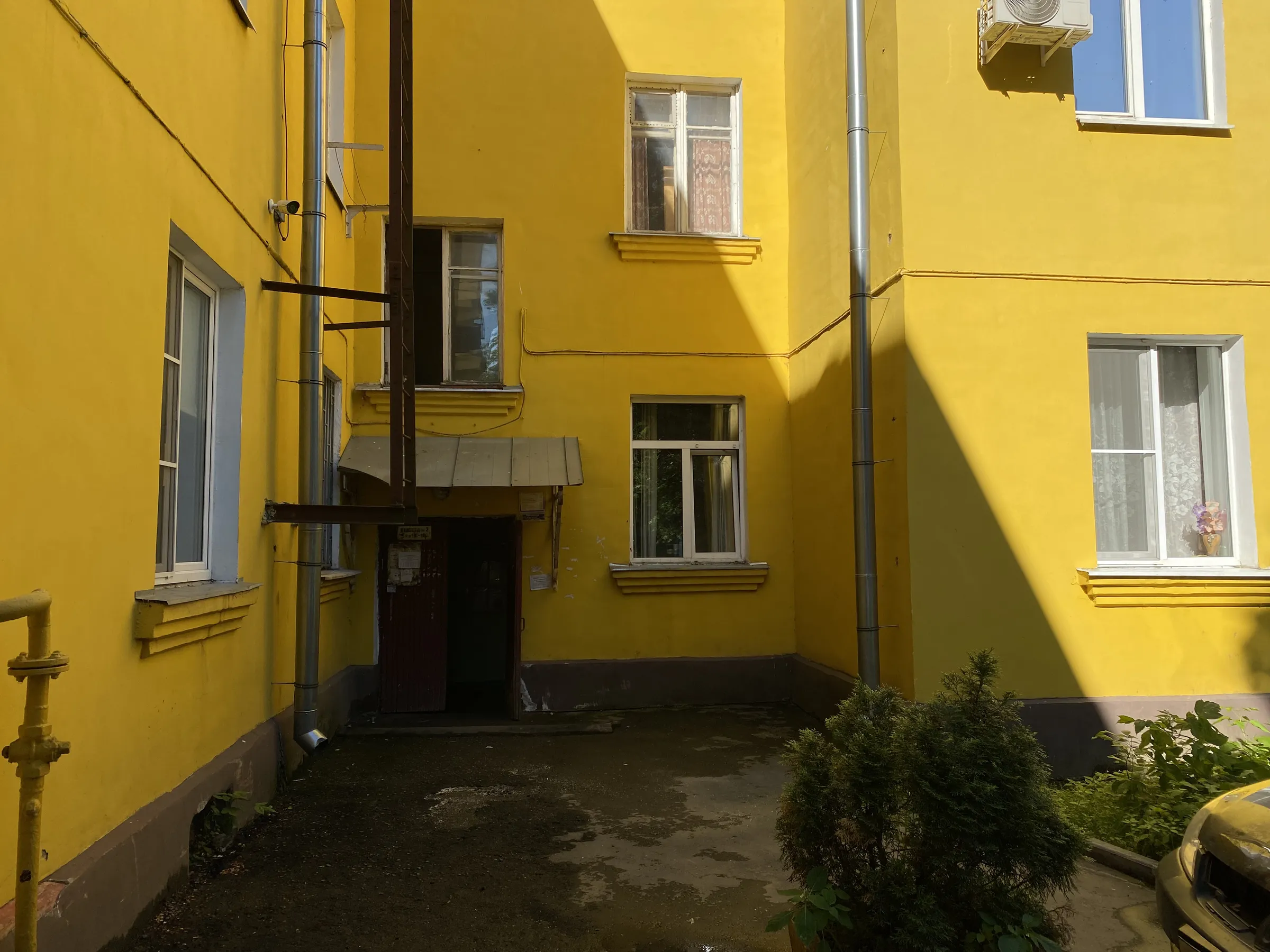 Жёлтый двор с зеленью, фото 2