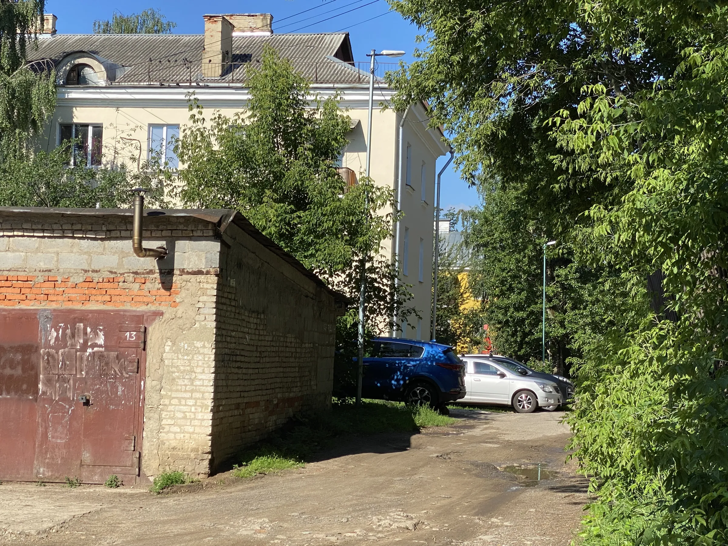 Жёлтый двор с зеленью, фото 14