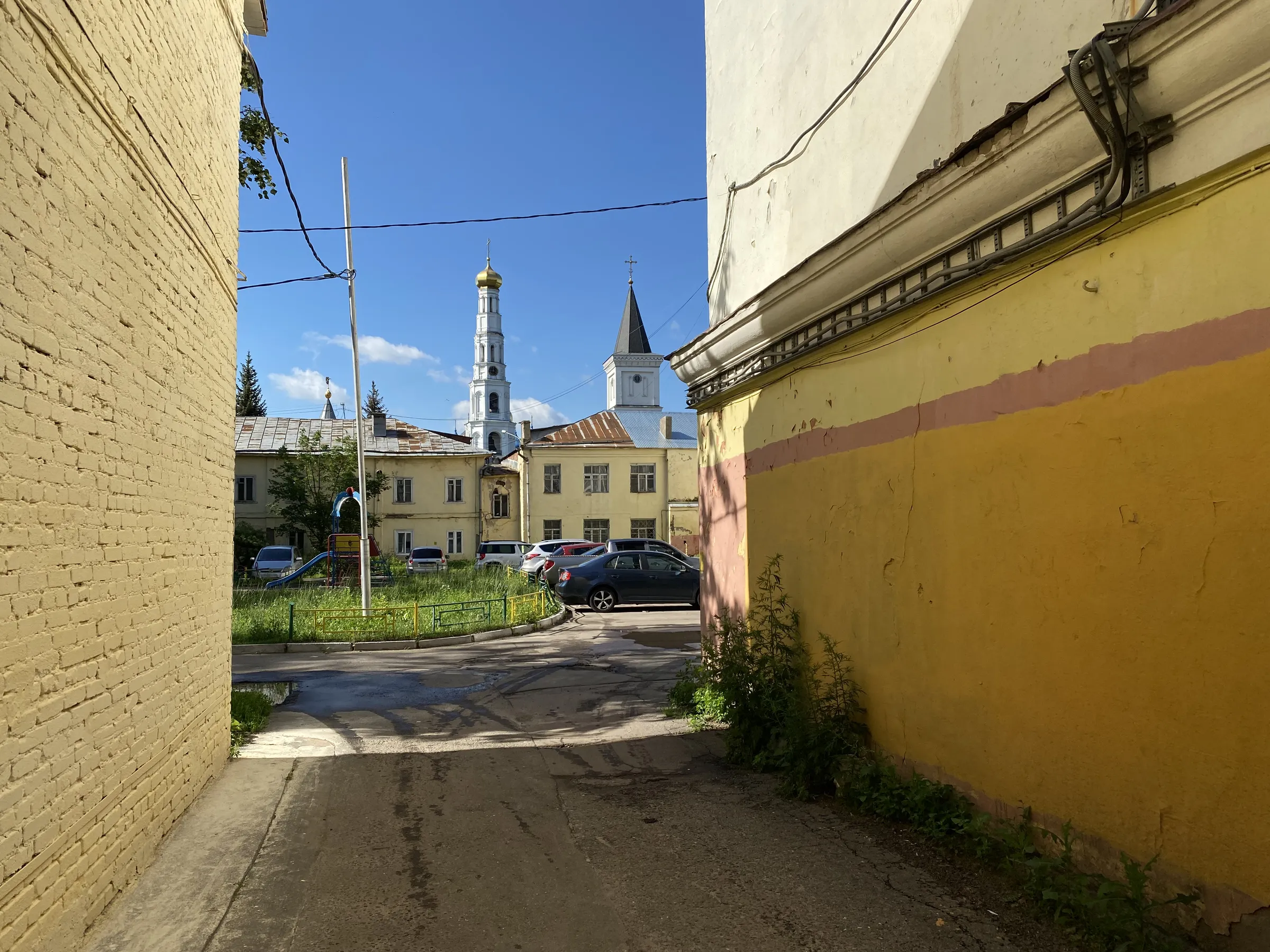 Старый двор с колокольней, фото 1