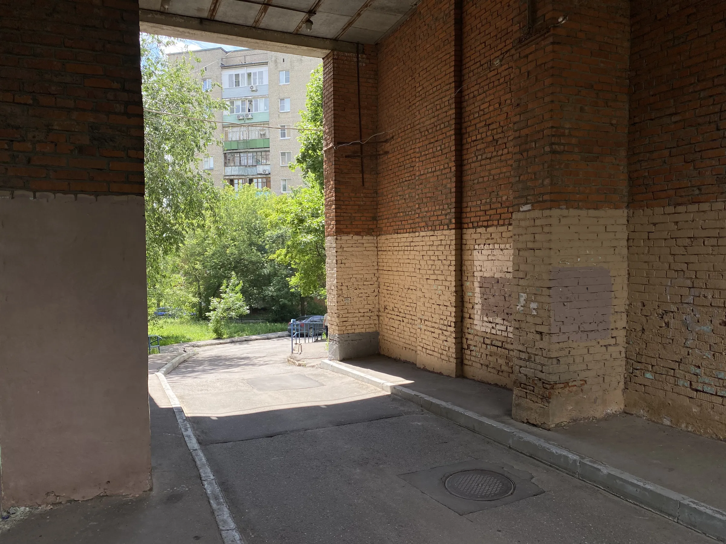 Двор с аркой и зеленью, фото 7