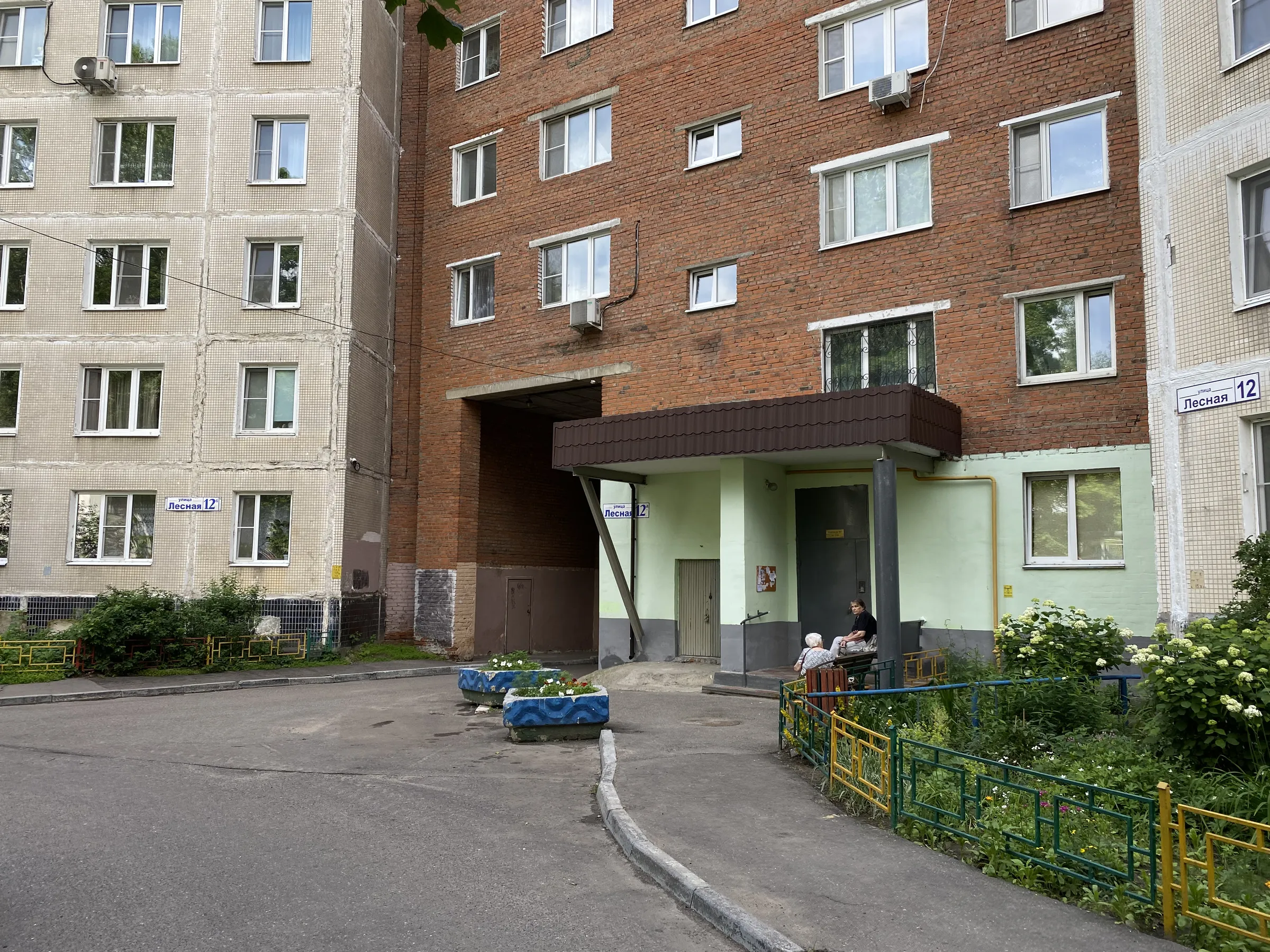 Двор с аркой и зеленью, фото 4