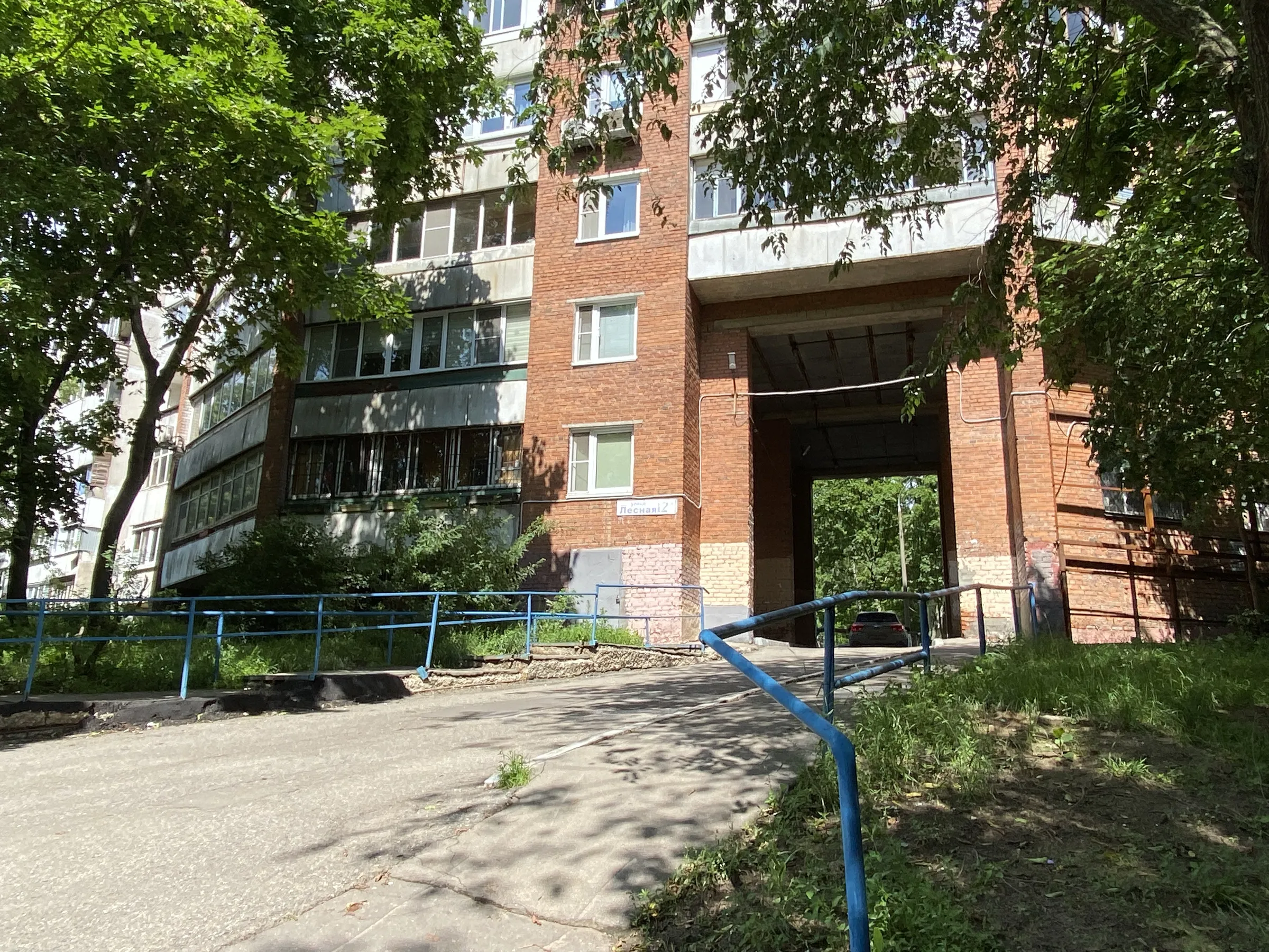 Двор с аркой и зеленью, фото 3