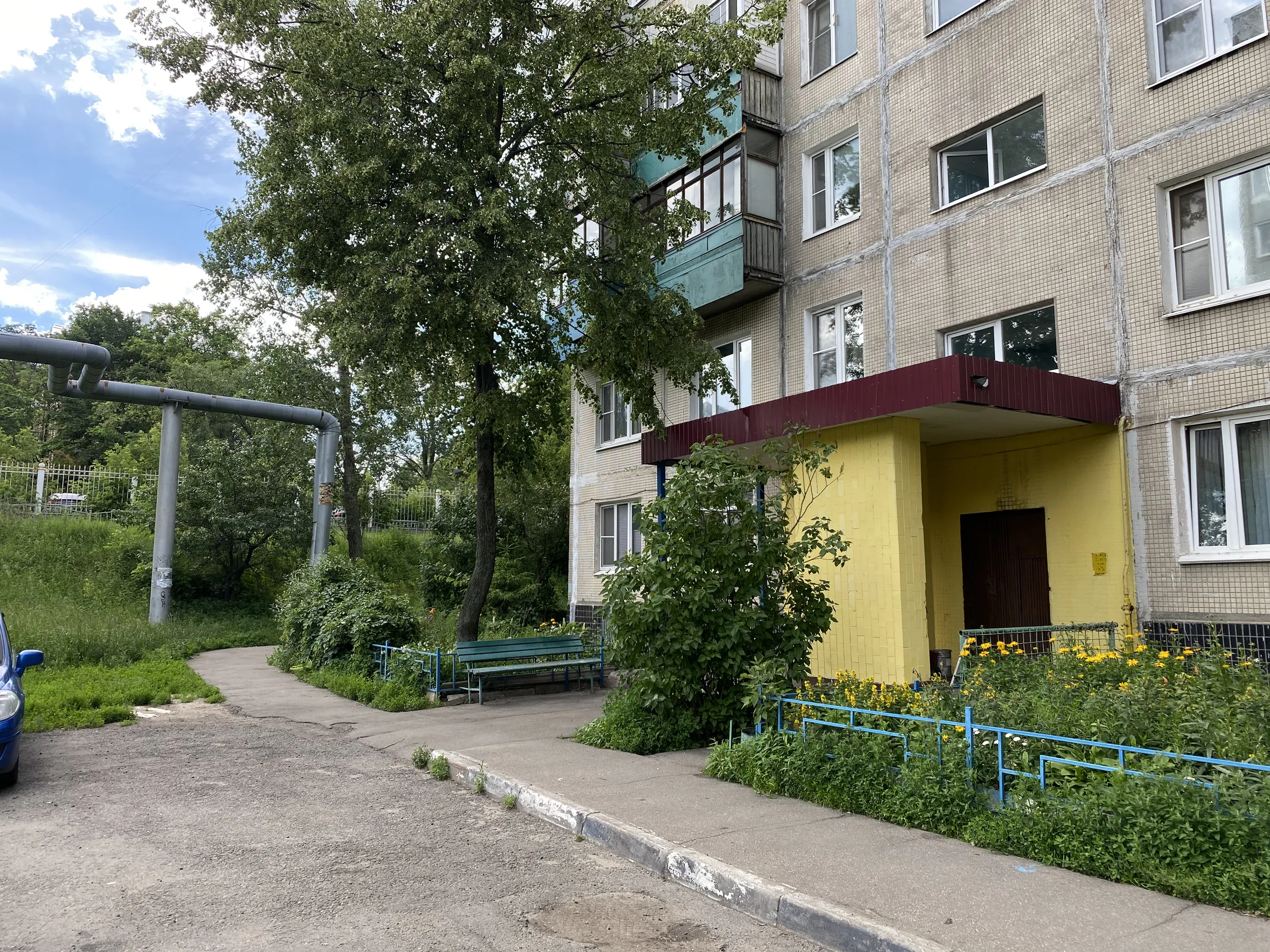 Двор с трубопроводом, фото 1