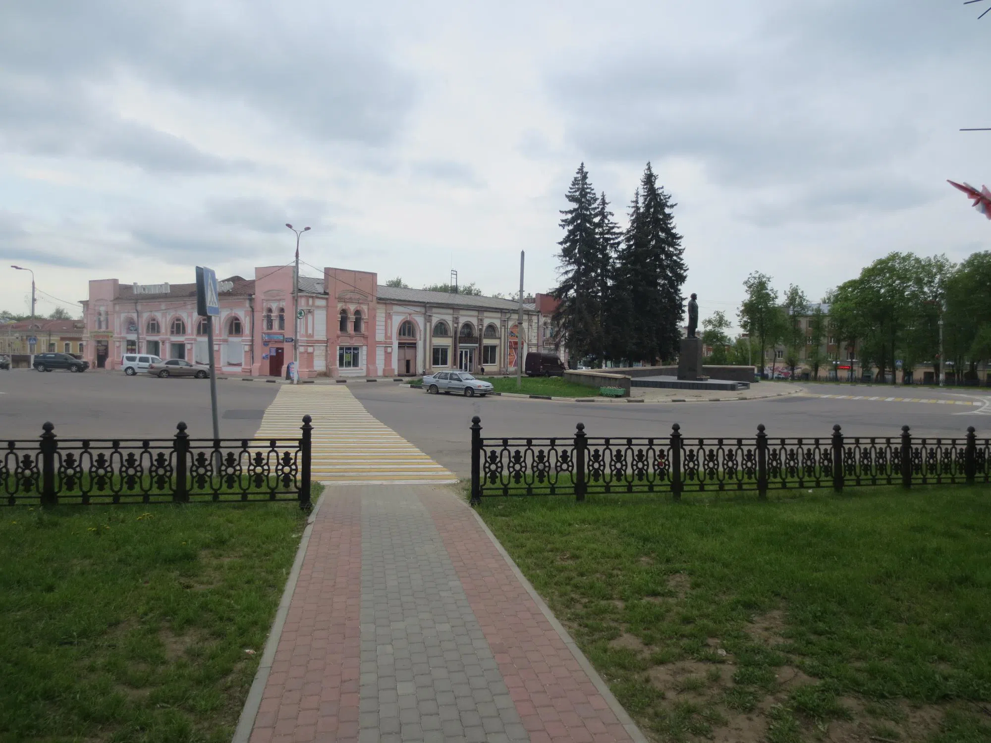 Городская площадь с ёлками, фото 1