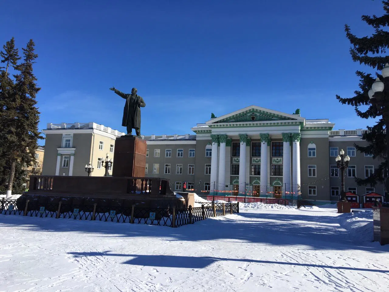 Зимний сквер с колоннадой, фото 4