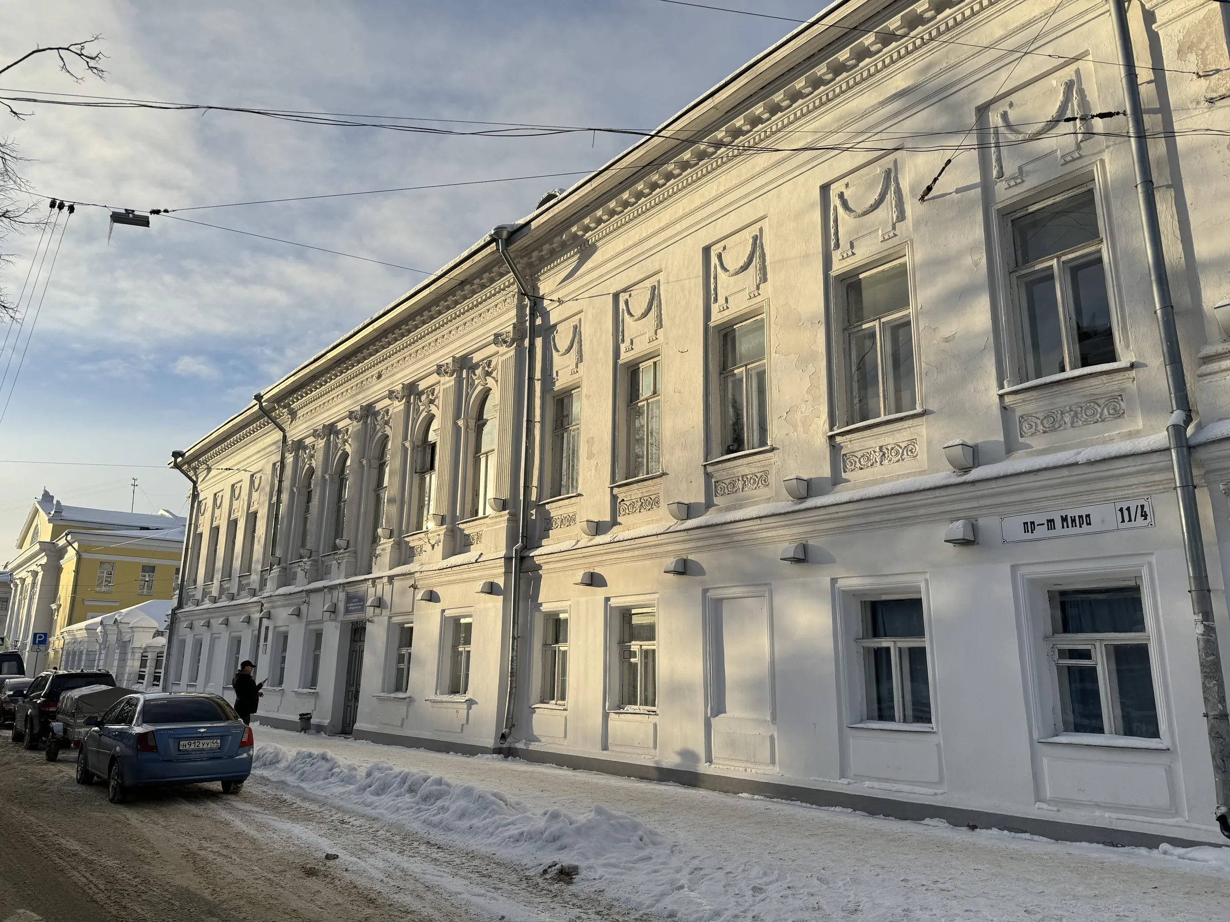 Белый фасад с лепниной, фото 1