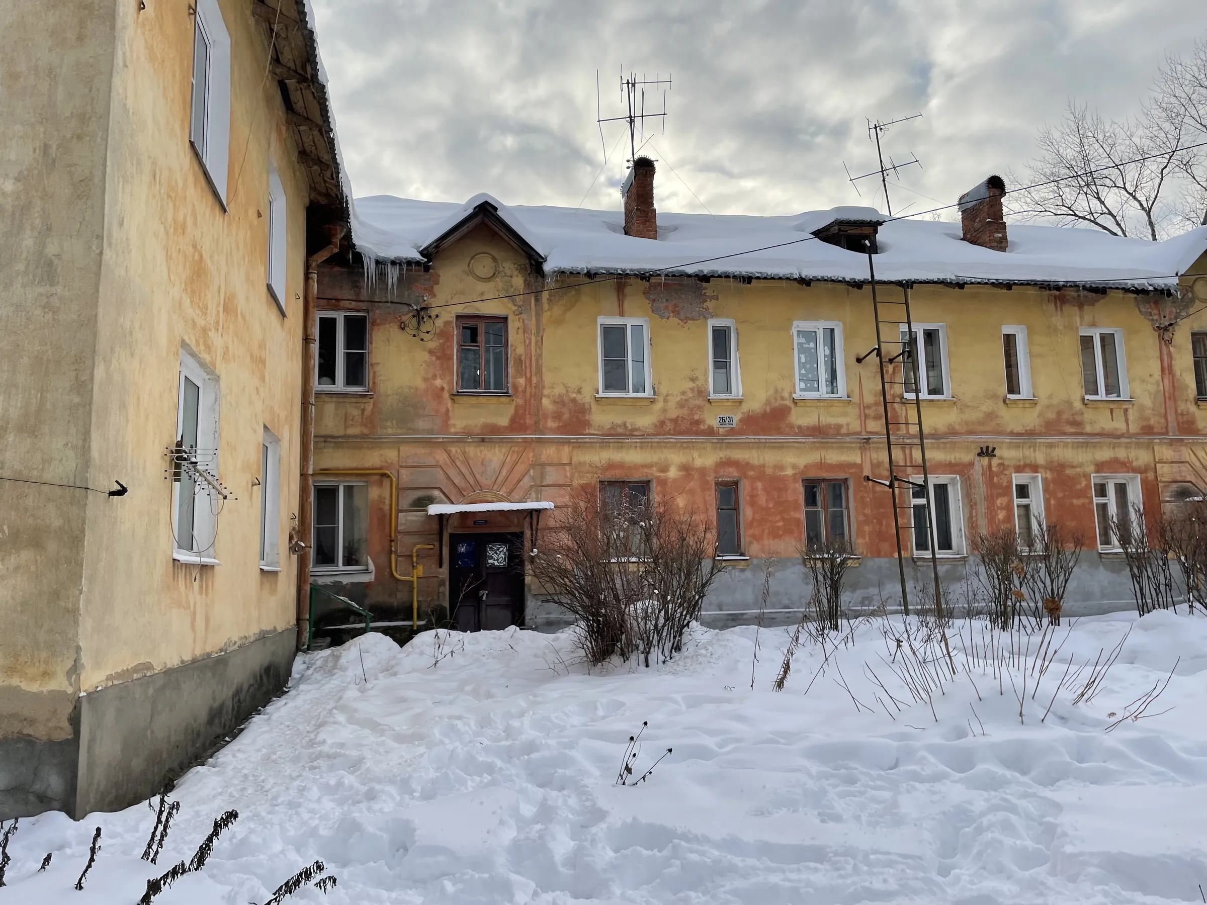 Жёлтая сталинка деревня, фото 3