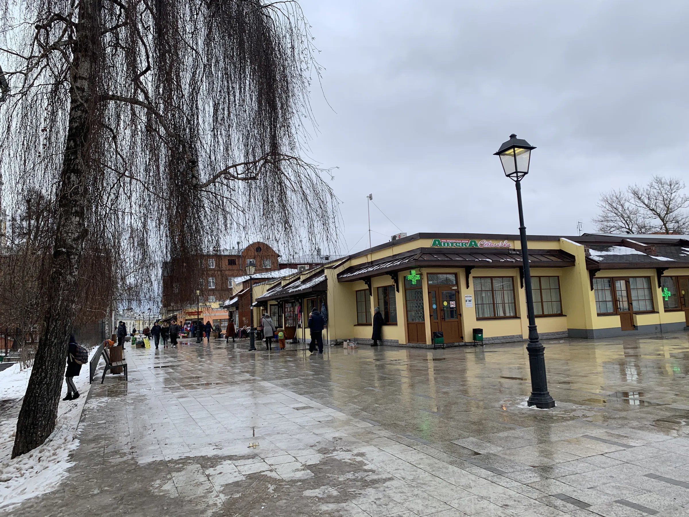 Торговая улица с трамвайными путями, фото 1