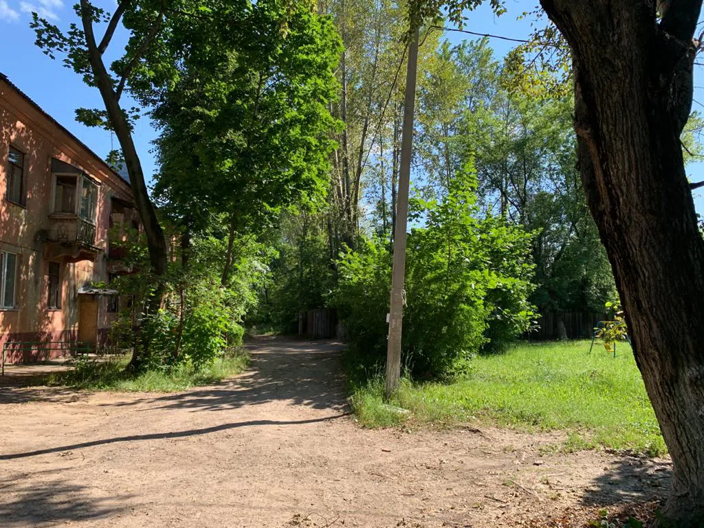 Старый двор с качелями, фото 1