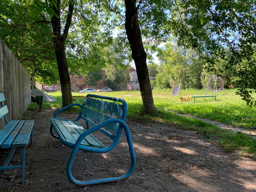 Старый двор с качелями, фото 5