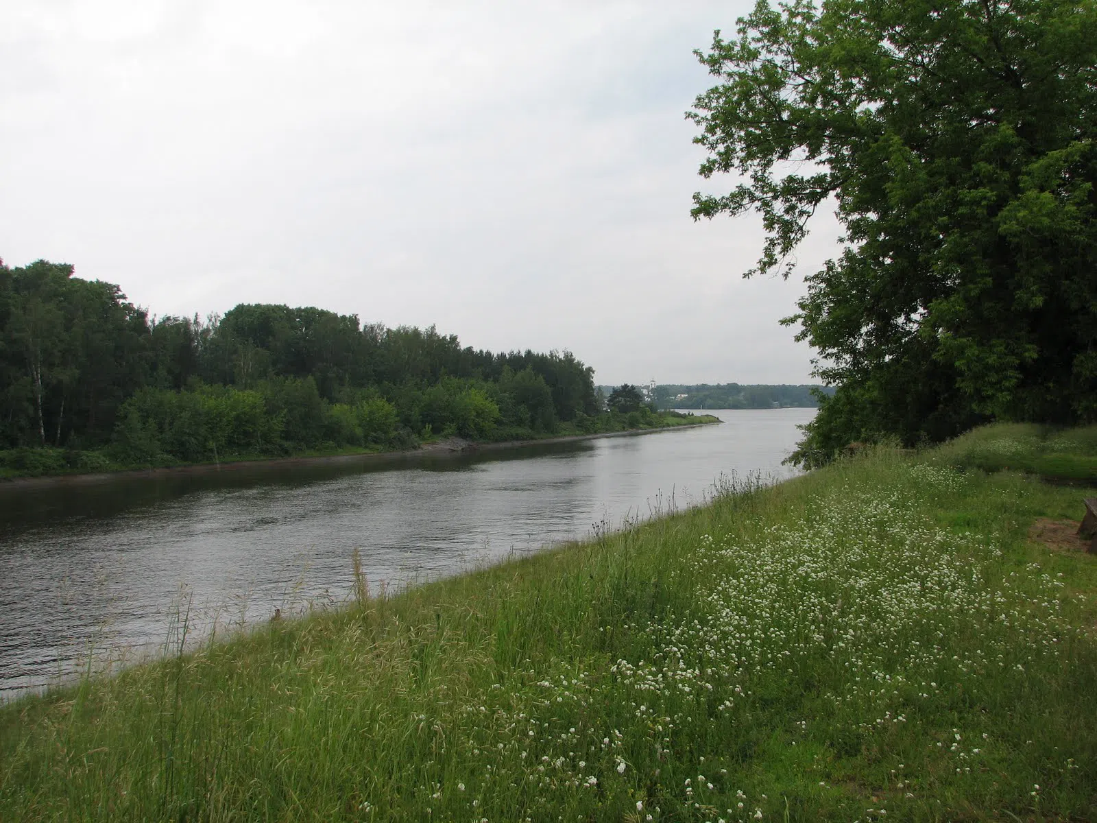 Природный ландшафт с водоемом, фото 1