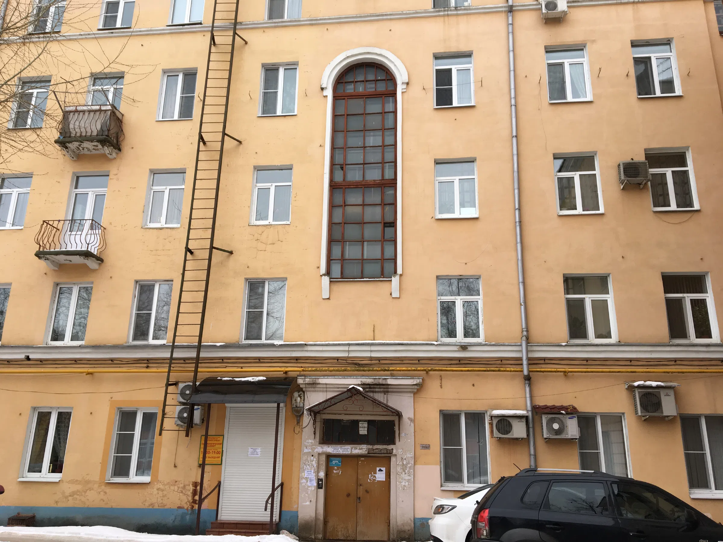 Желтая сталинка с двором, фото 8