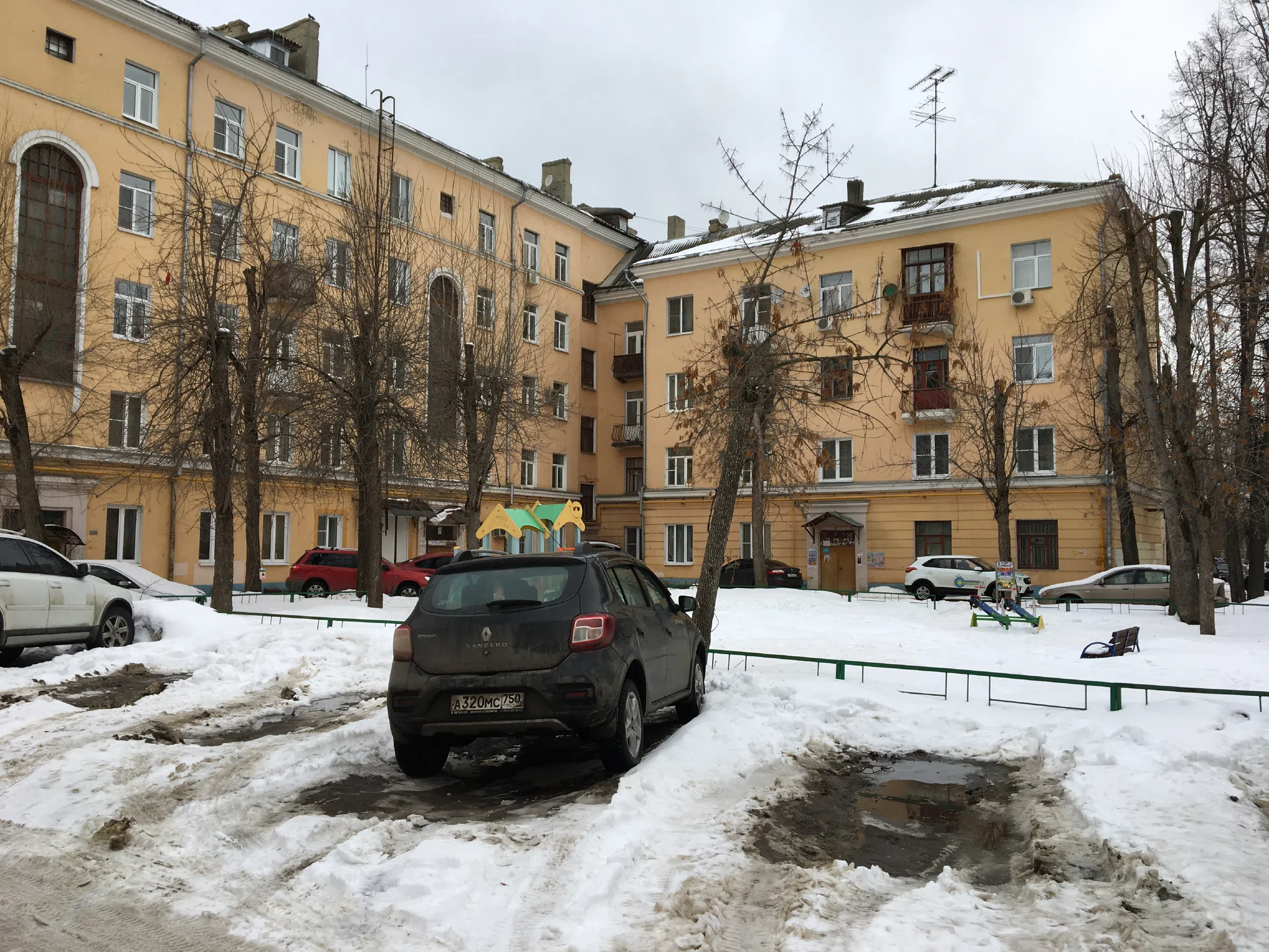 Желтая сталинка с двором, фото 5