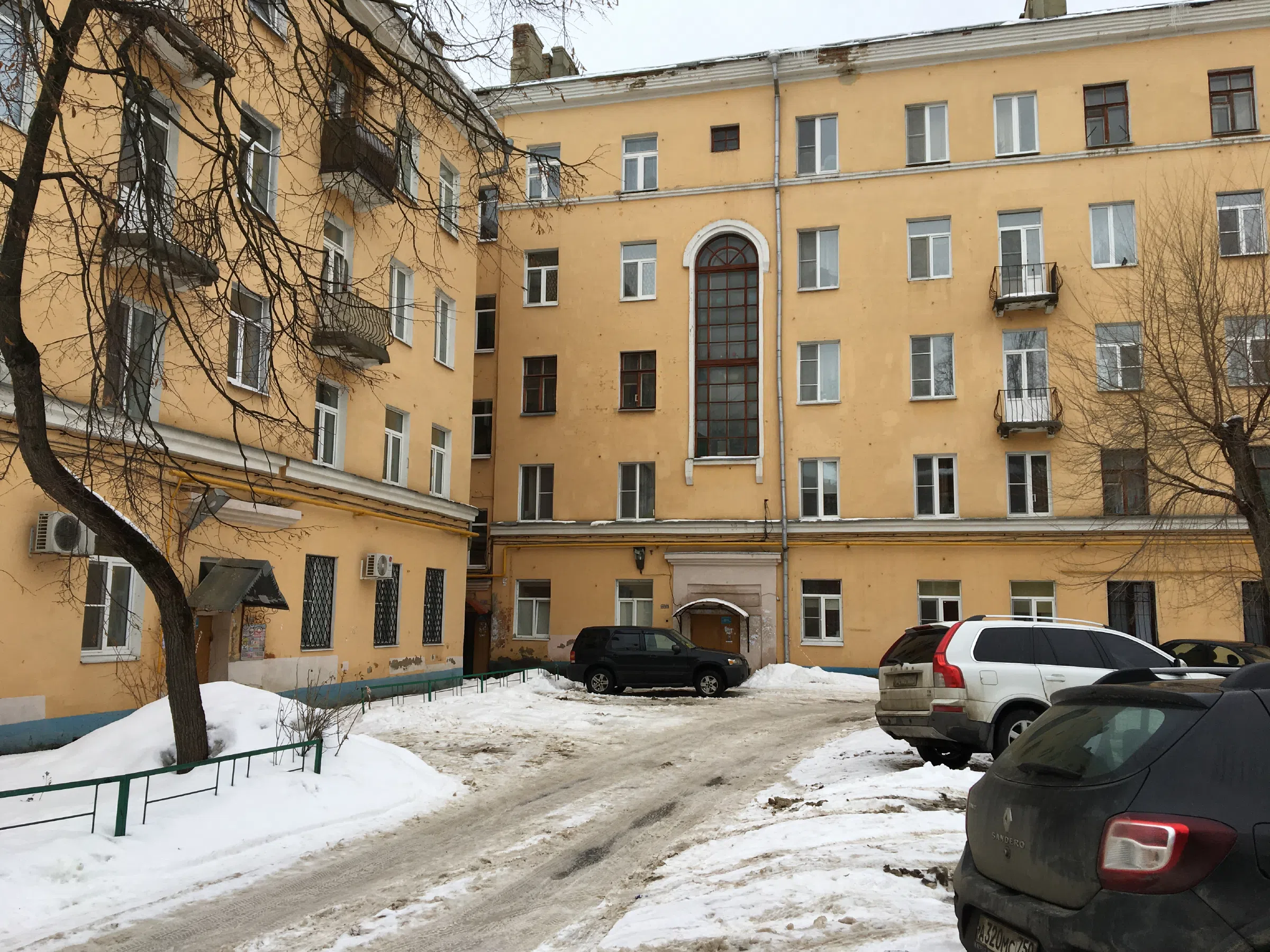 Желтая сталинка с двором, фото 2