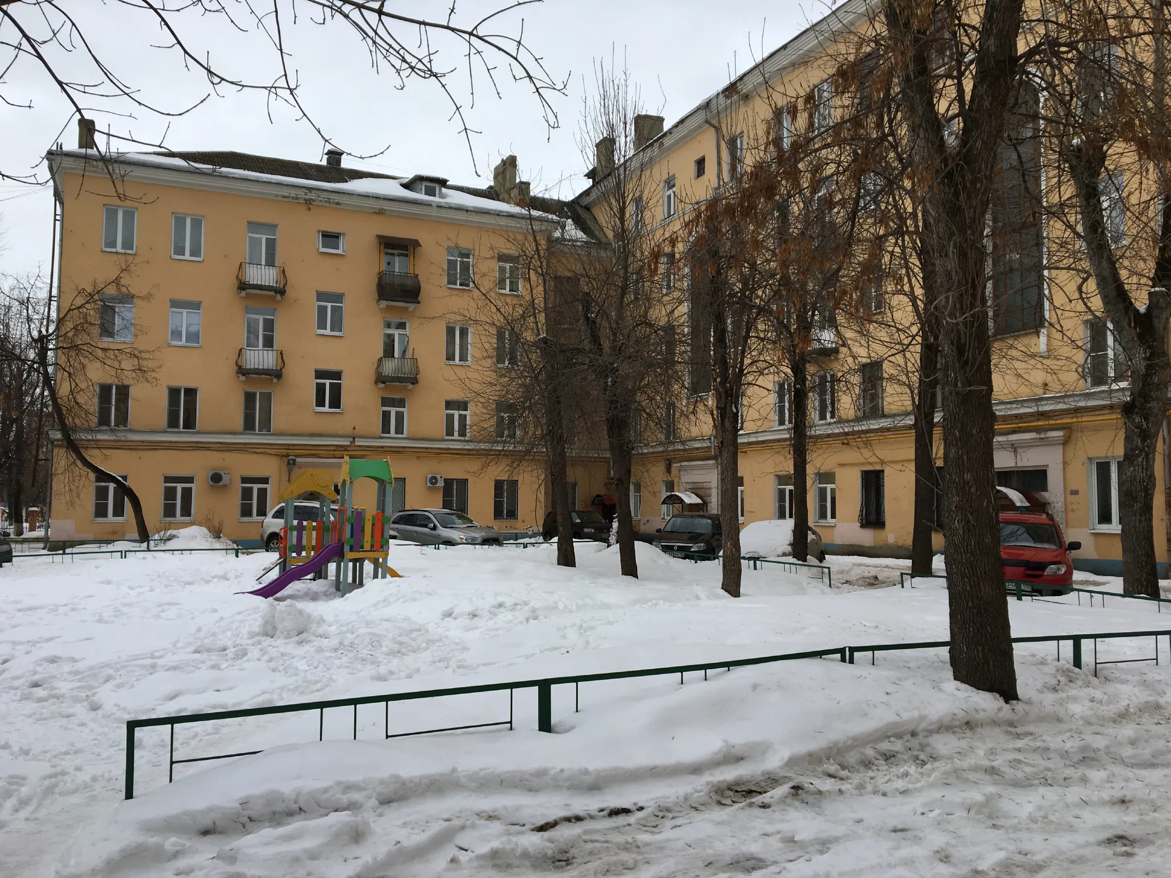 Желтая сталинка с двором, фото 10