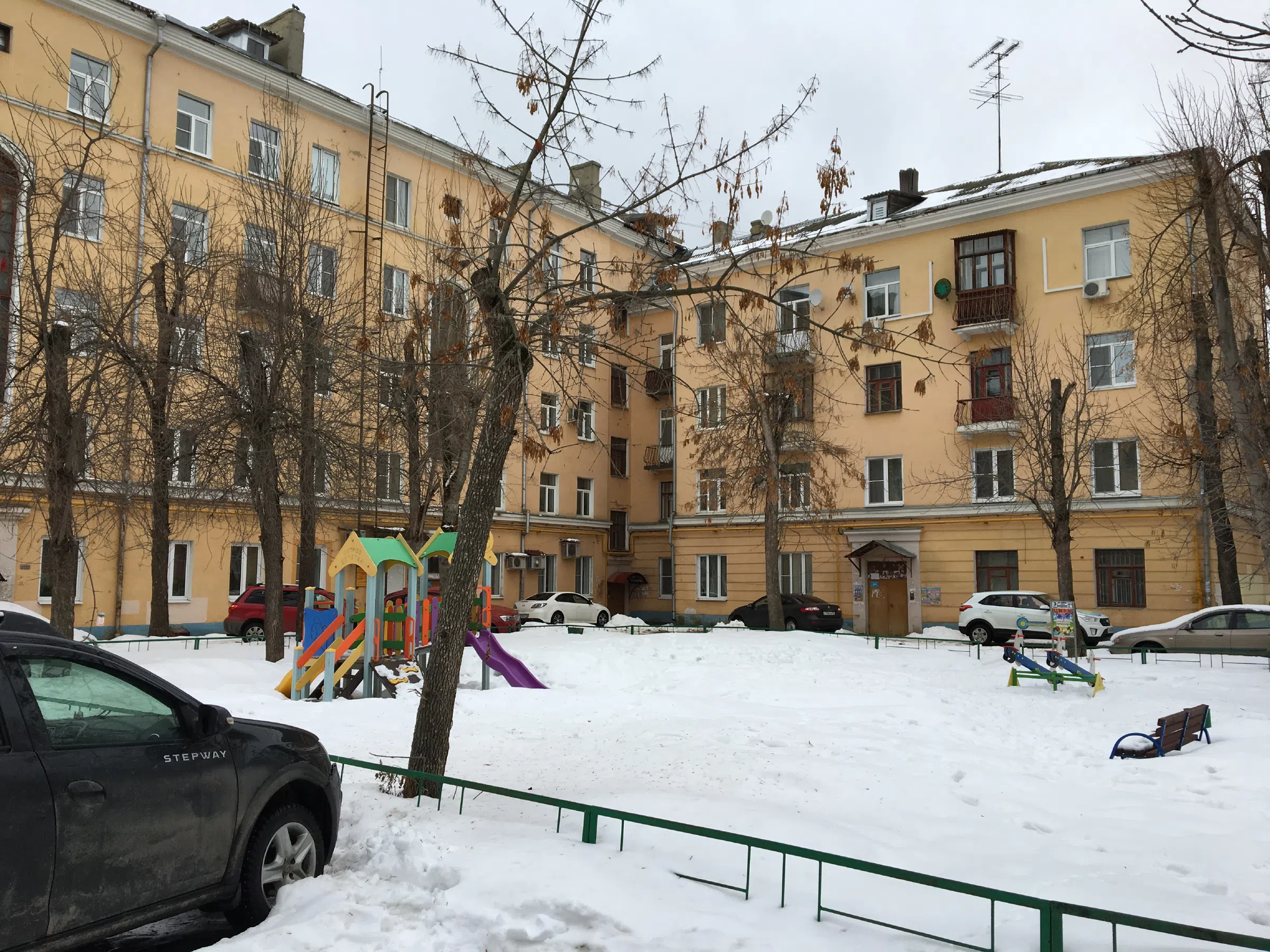 Желтая сталинка с двором, фото 3