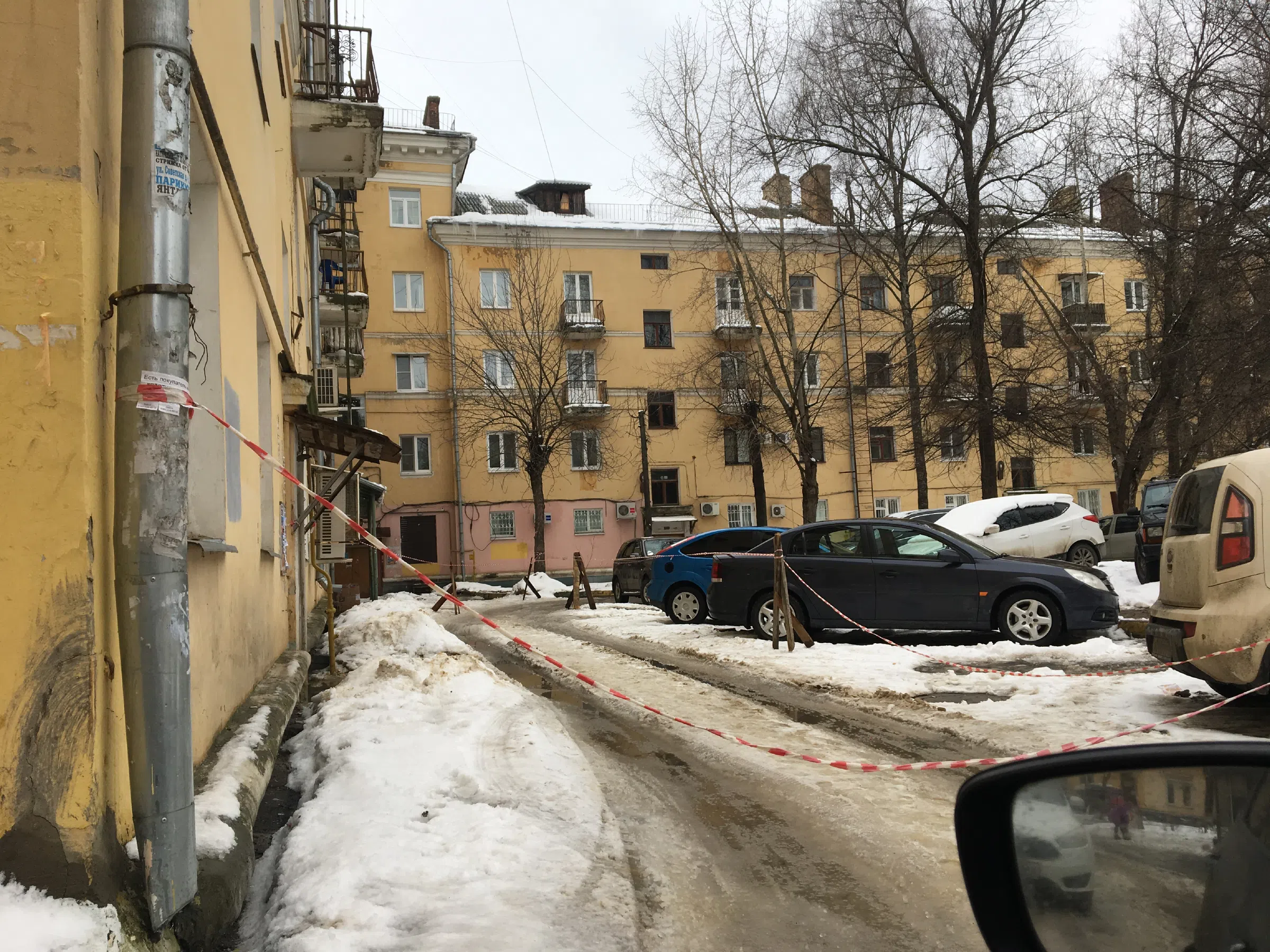 Желтая сталинка с двором, фото 1
