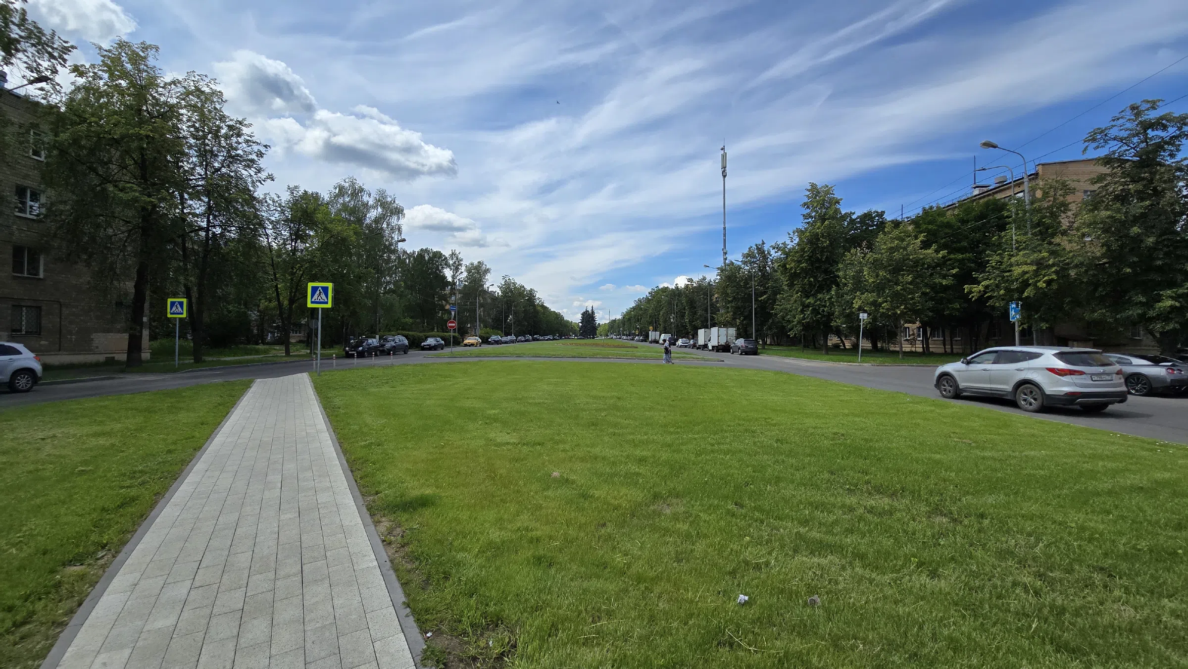Улица с широким газоном, фото 1