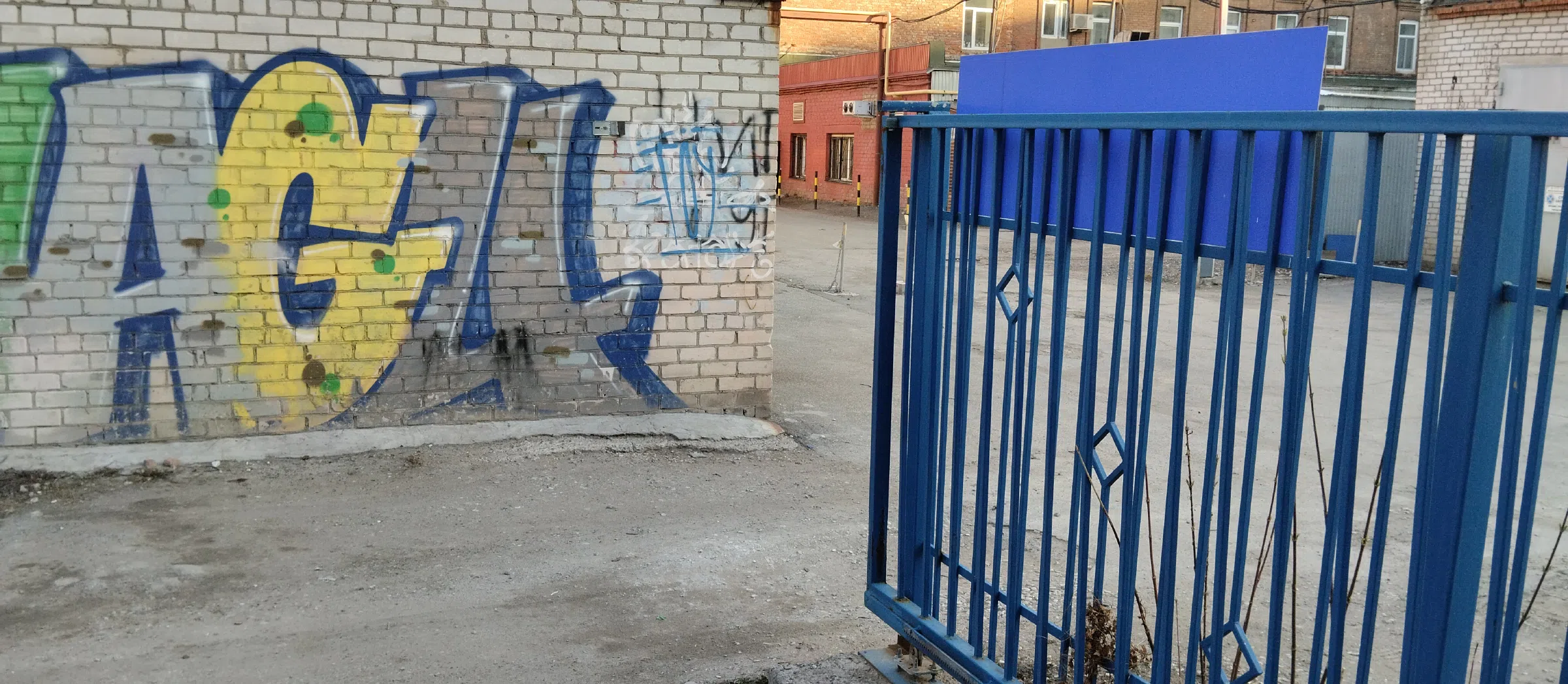 Гаражные стены с граффити, фото 7