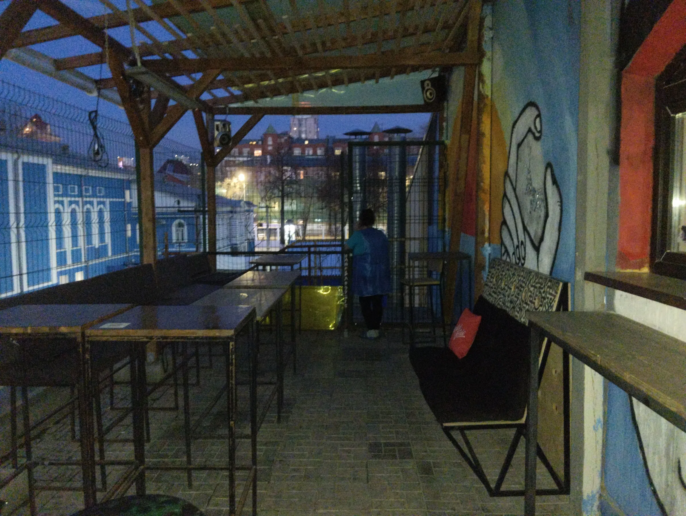 Бар с неоновой крышей, фото 3