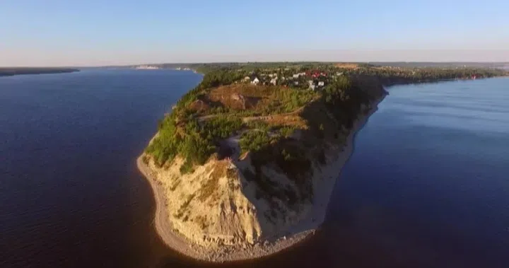 Каменный мыс у воды, фото 3