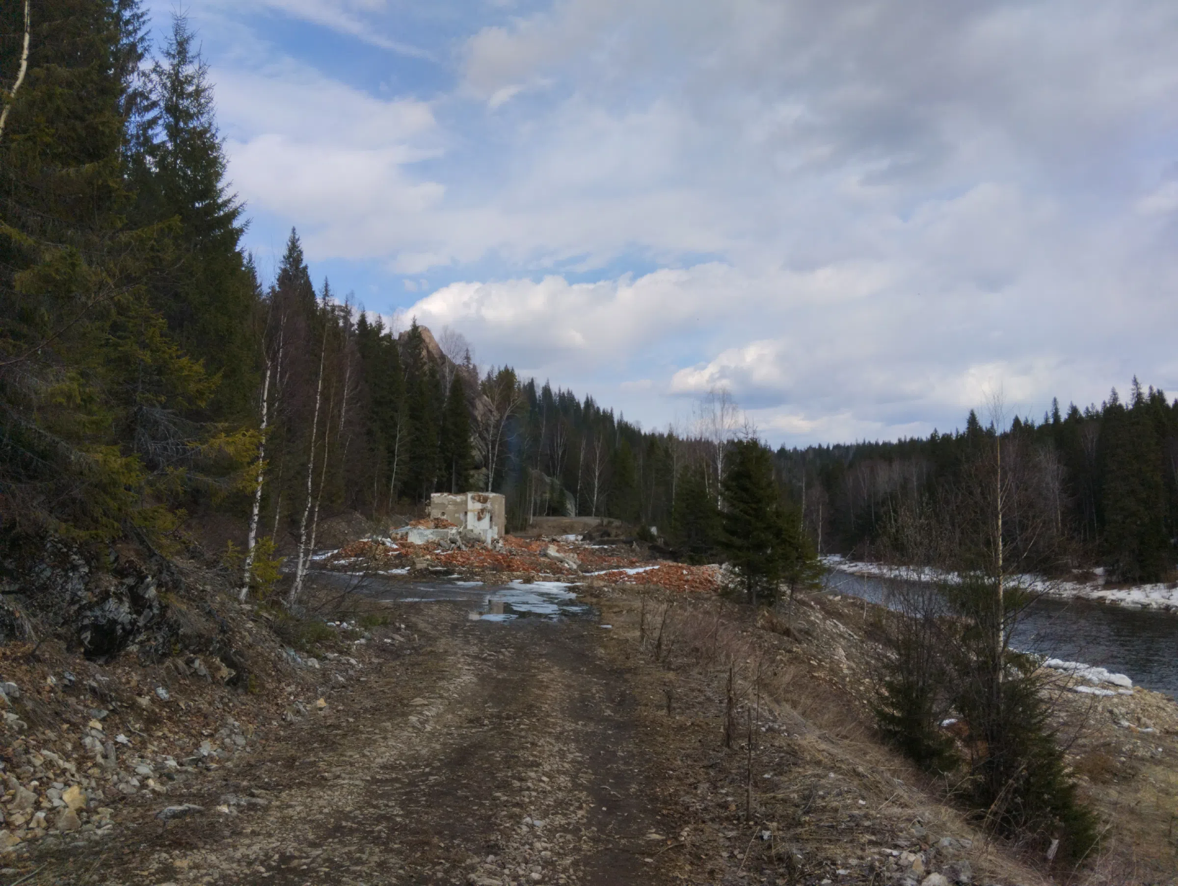 Скалы у реки, фото 16