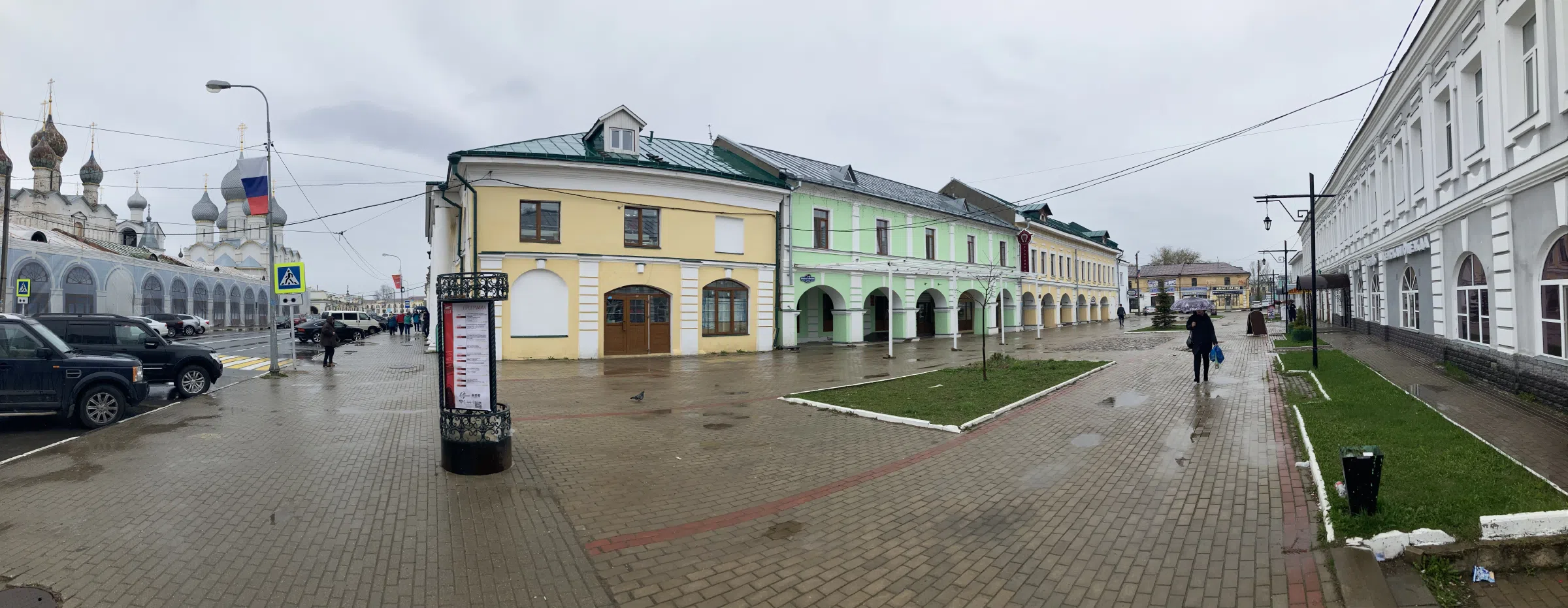 Классическая церковь на городской улице, фото 7